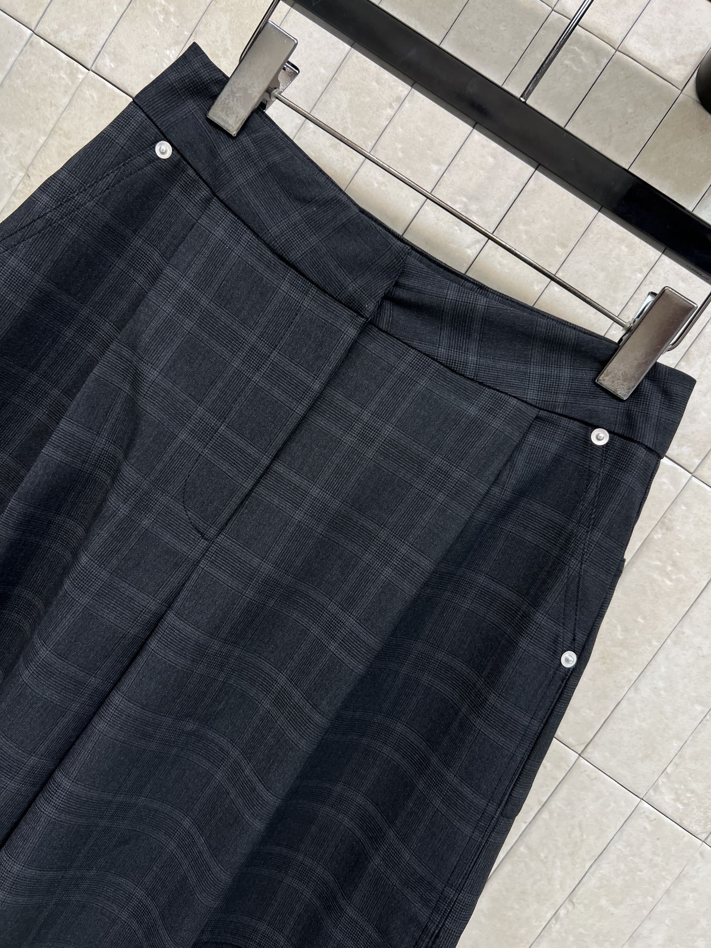 26早春新款 深灰色格纹西装套装 西装外套+高腰短裤 经典格纹设计 沉稳大气 适合商务或休闲场合穿搭 外