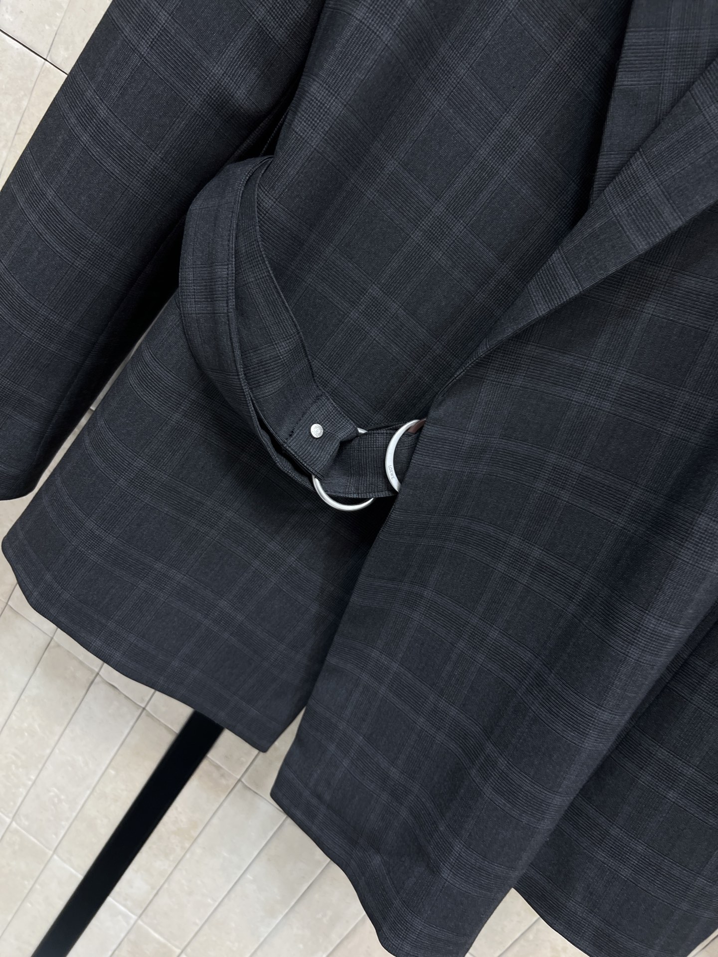 26早春新款 深灰色格纹西装套装 西装外套+高腰短裤 经典格纹设计 沉稳大气 适合商务或休闲场合穿搭 外