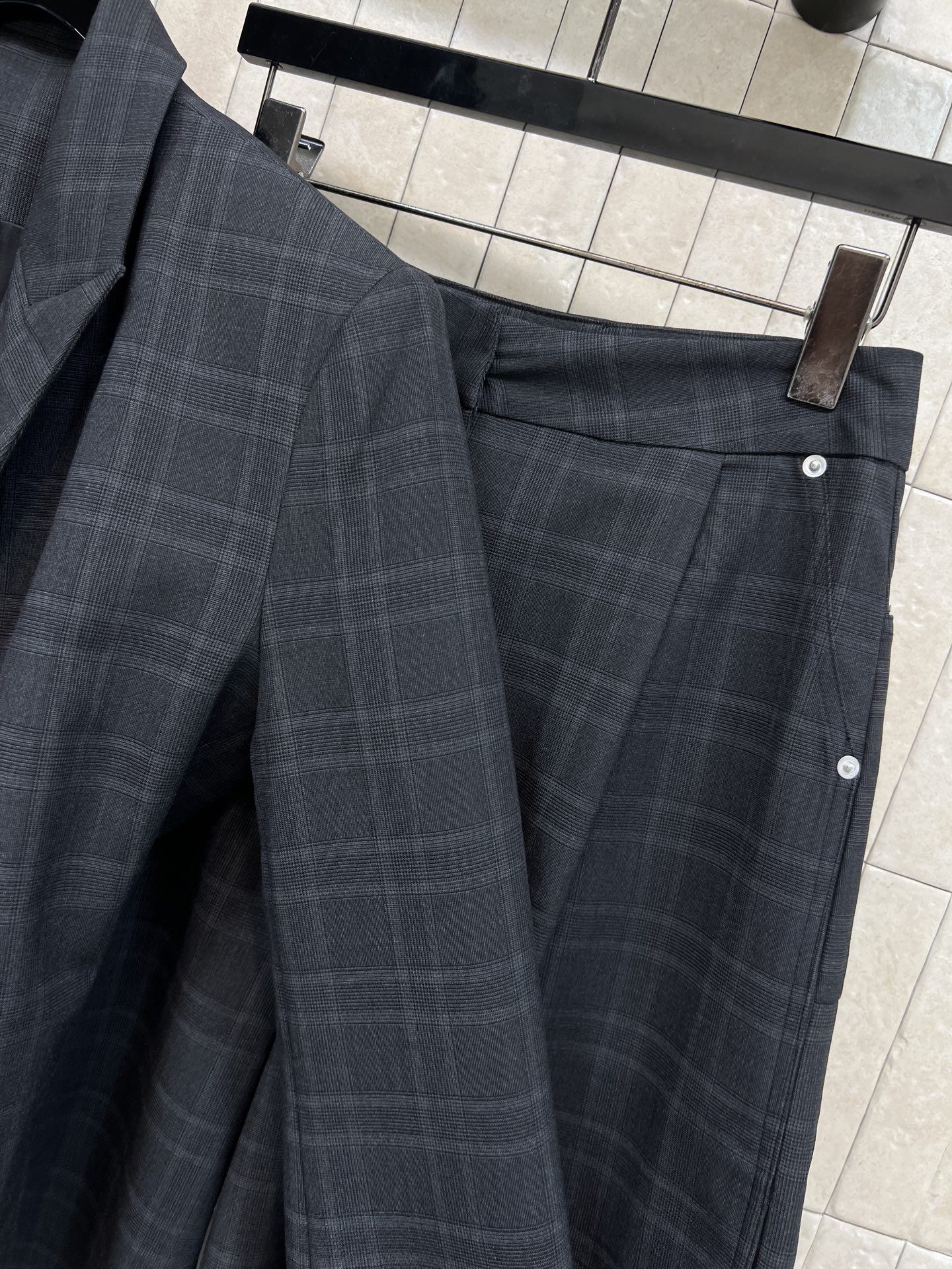 26早春新款 深灰色格纹西装套装 西装外套+高腰短裤 经典格纹设计 沉稳大气 适合商务或休闲场合穿搭 外