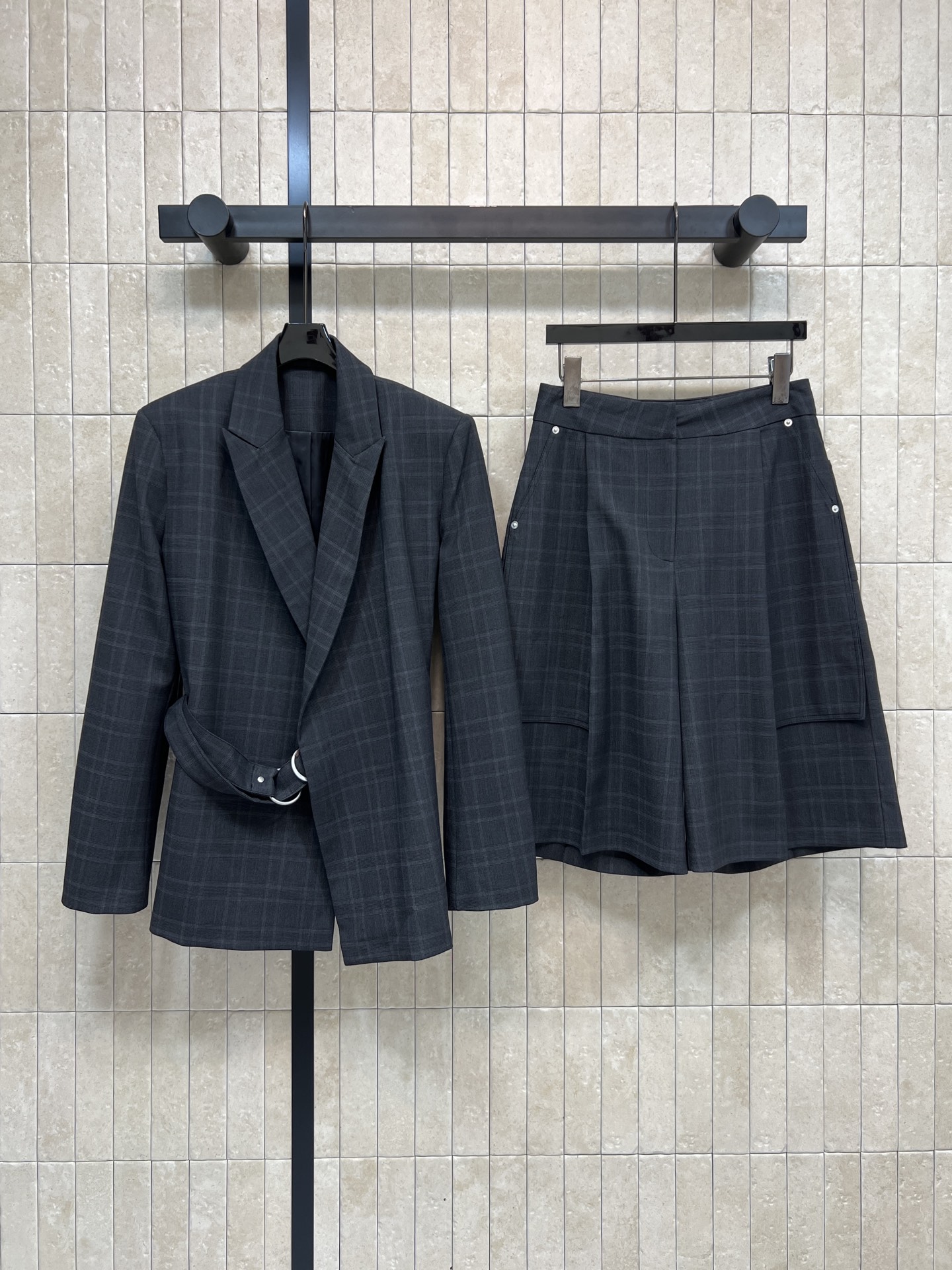 NO:664432,Jacket and trousers 26 early spring new style Dark gray plaid suit suit Suit jacket + high-waisted shorts Classic plaid design Calm and elegant Suitable for business or leisure occasions The jacket is equipped with a belt to modify the figure and add a sense of fashion The shorts are neatly tailored and look great with simple inner wear or shirts. Very suitable for spring and autumn, can be easily managed at commuting parties. Easily manageable and elegant temperament. Three codes in one color. SML, shorts, jackets & coats, shirts, business suit, alexander  wang19860909外套裤子 26早春新款 深灰色格纹西装套装 西装外套+高腰短裤 经典格纹设计 沉稳大气 适合商务或休闲场合穿搭 外套配有腰带 修饰身形 增添时尚感山 短裤剪裁利落 搭配简约内搭或衬衫都很出彩 春秋季节超适合,通勤聚会都能轻松驾驭 干练优雅气质轻松getv 一色三码 SML,,shorts,jackets & coats,shirts,business suit, ,Women's clothing