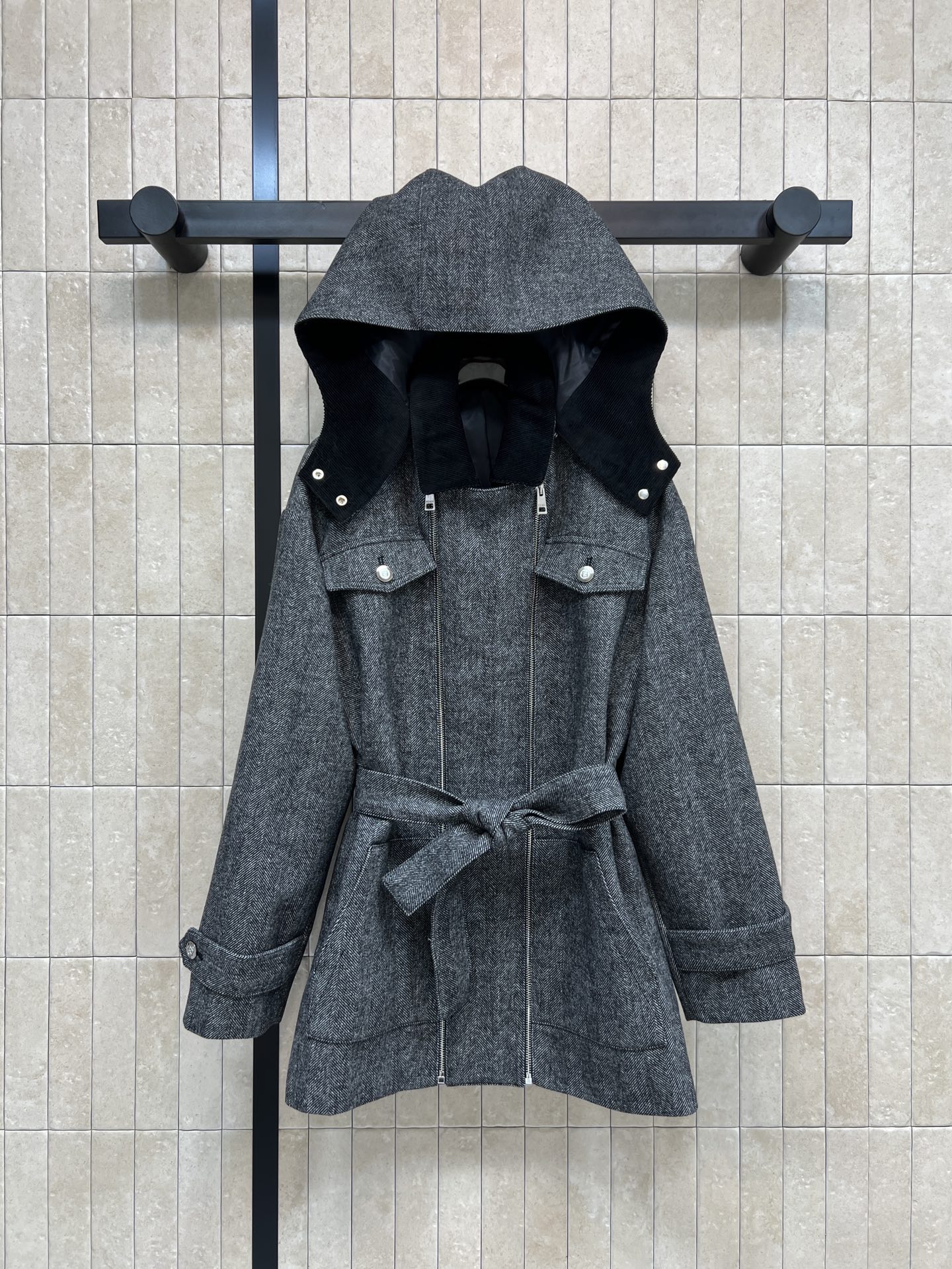 NO:664441,FD Home 25 new autumn and winter style gray wool windbreaker jacket with classic tweed texture, warm and fashionable!  The hood + belt design is practical and flattering. The metal buttons and double zipper pockets are very detailed. It is very suitable for autumn and winter. It goes well with jeans or skirts. It can easily create a lazy or smart style. It can be used for commuting and leisure!  One color three codes S ML,,dior,skirts,jeans,jackets & coats,hats, 19860909FD家 25秋冬新款 灰色羊毛风衣外套 经典花呢纹理 保暖又时髦！连帽+腰带设计 实用又显身材 金属纽扣和双拉链口袋超有细节感 秋冬穿超合适 搭配牛仔裤或裙装都很出彩 轻松打造慵懒or干练风 通勤休闲都能hold住！一色三码 S ML,,dior,skirts,jeans,jackets & coats,hats, ,Women's clothing