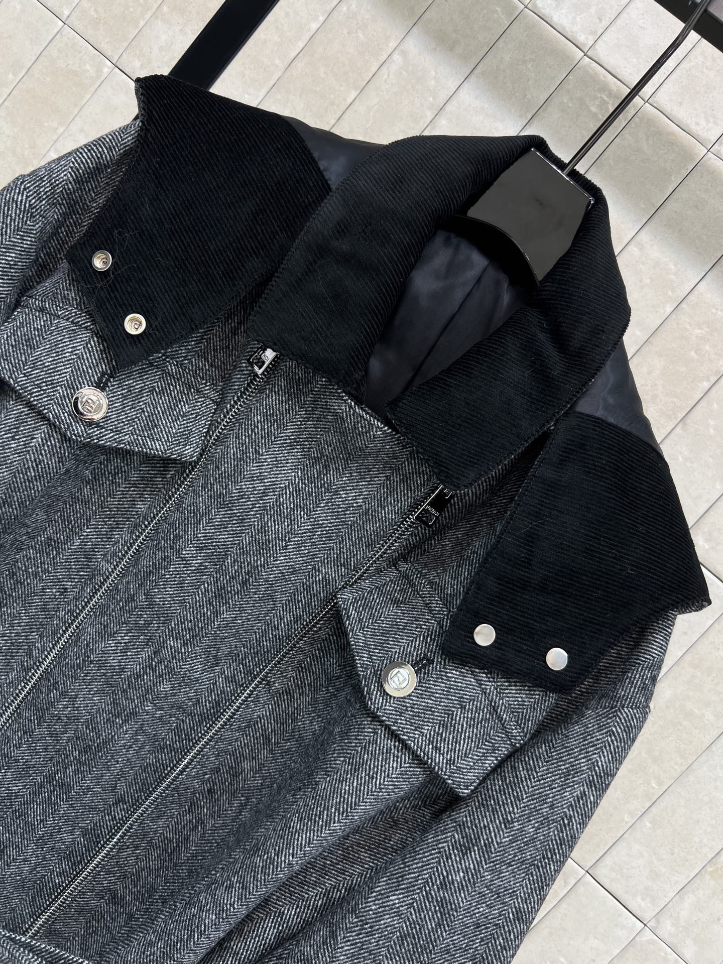 FD家 25秋冬新款 灰色羊毛风衣外套 经典花呢纹理 保暖又时髦！连帽+腰带设计 实用又显身材 金属纽扣