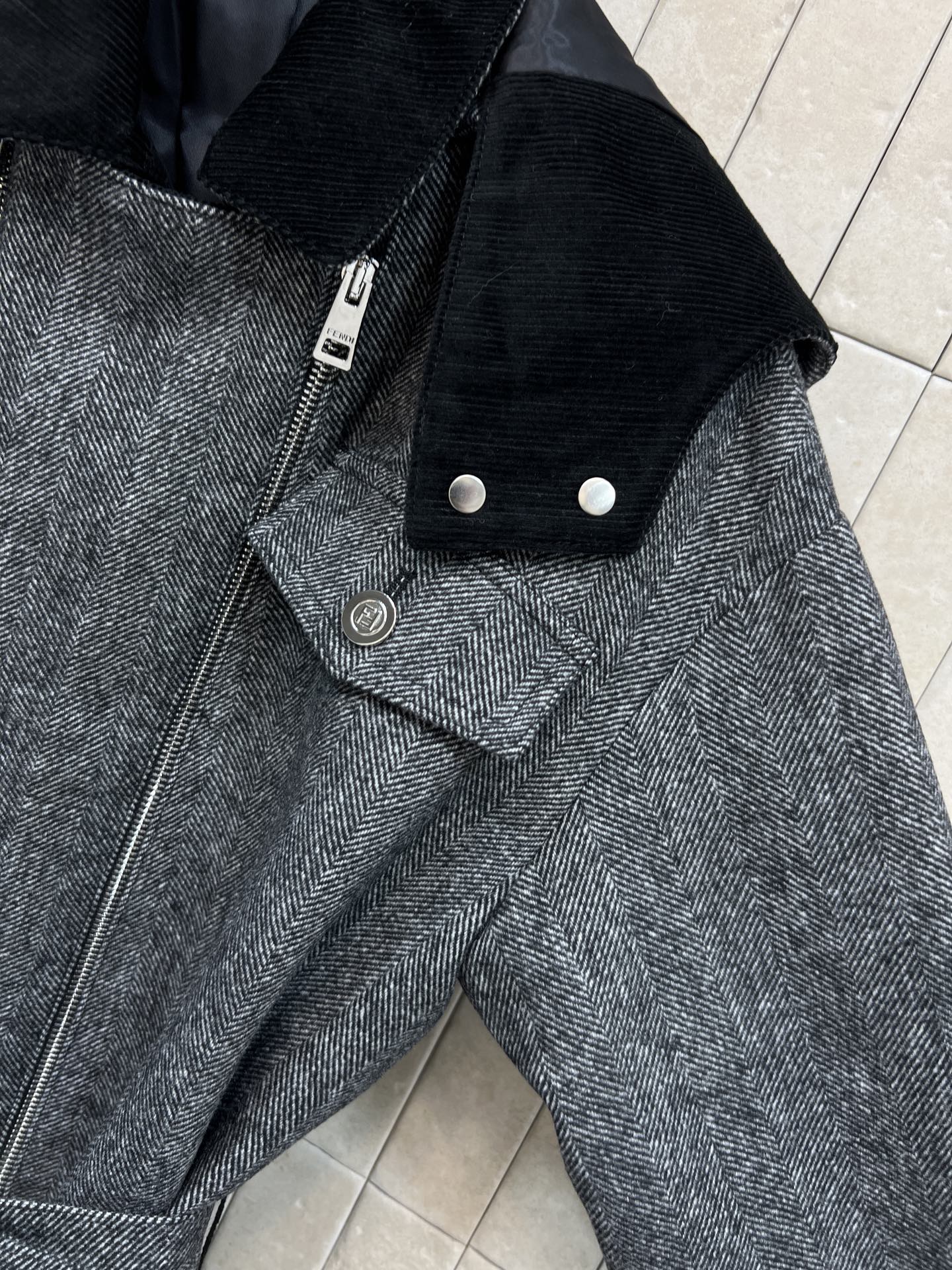 FD家 25秋冬新款 灰色羊毛风衣外套 经典花呢纹理 保暖又时髦！连帽+腰带设计 实用又显身材 金属纽扣