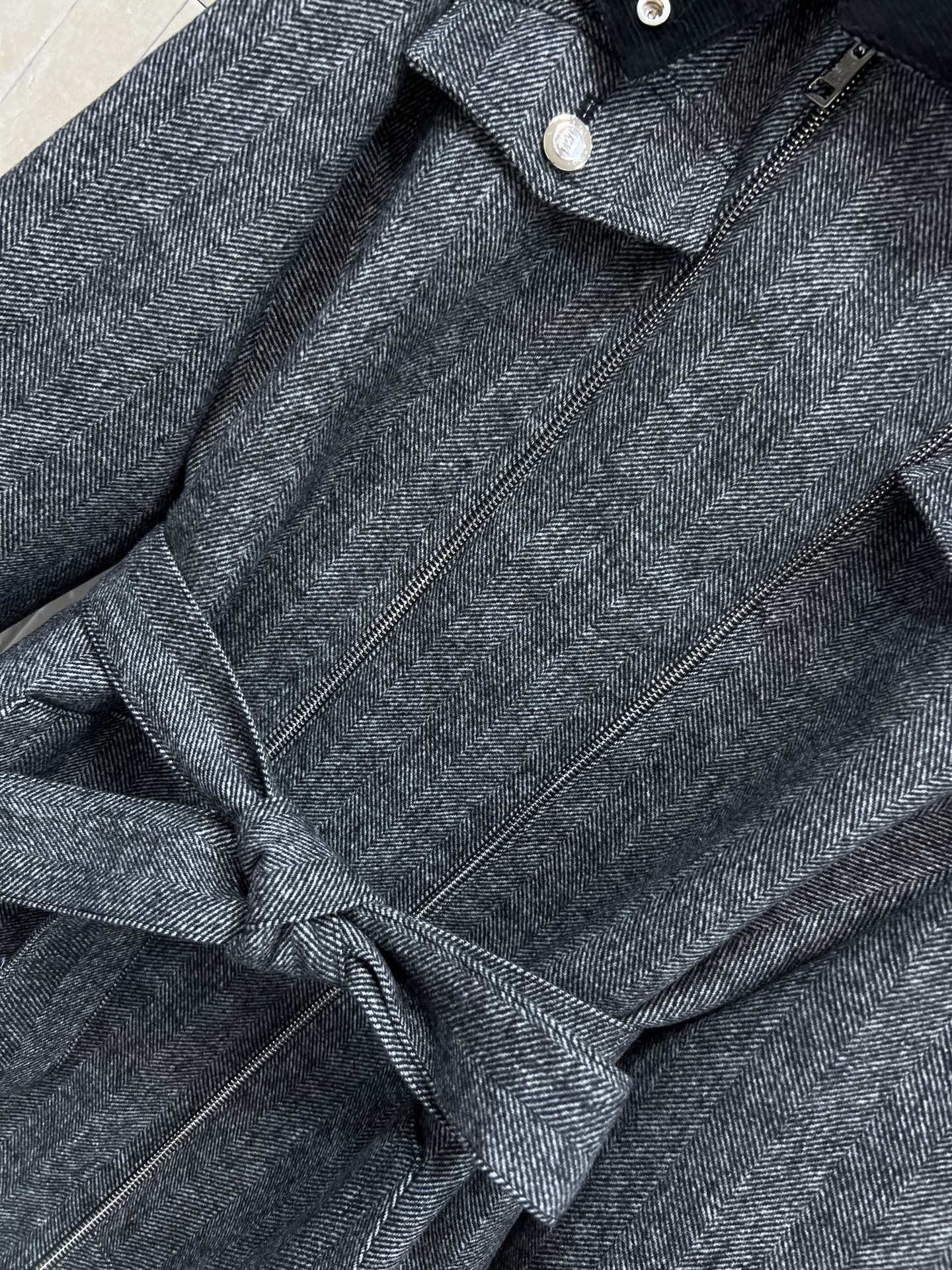 FD家 25秋冬新款 灰色羊毛风衣外套 经典花呢纹理 保暖又时髦！连帽+腰带设计 实用又显身材 金属纽扣