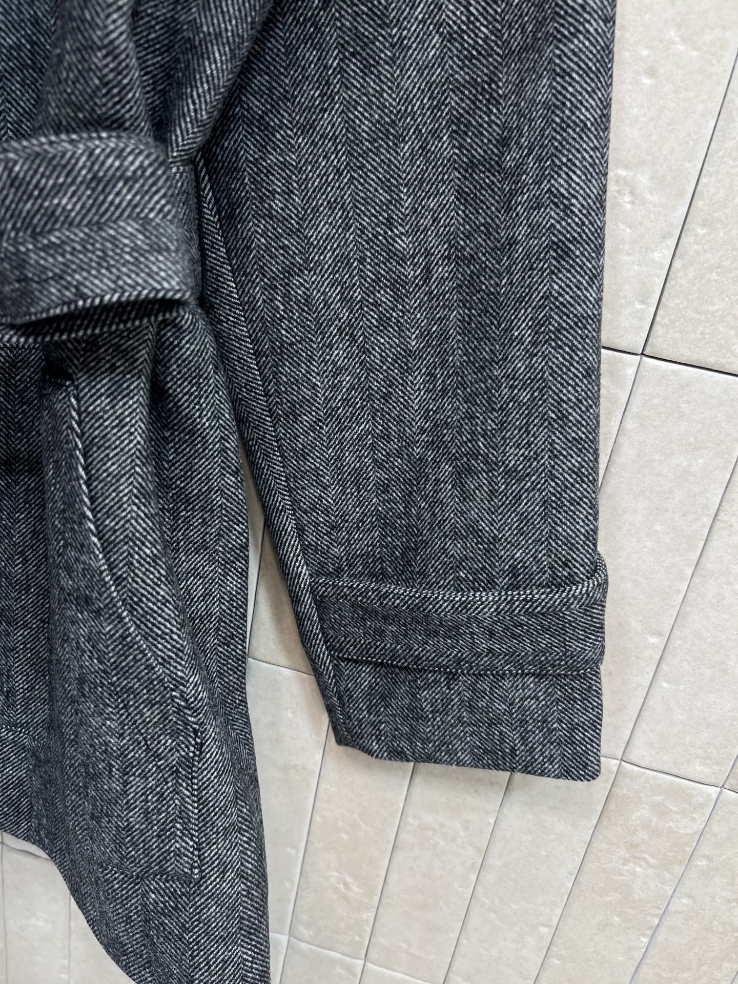 FD家 25秋冬新款 灰色羊毛风衣外套 经典花呢纹理 保暖又时髦！连帽+腰带设计 实用又显身材 金属纽扣