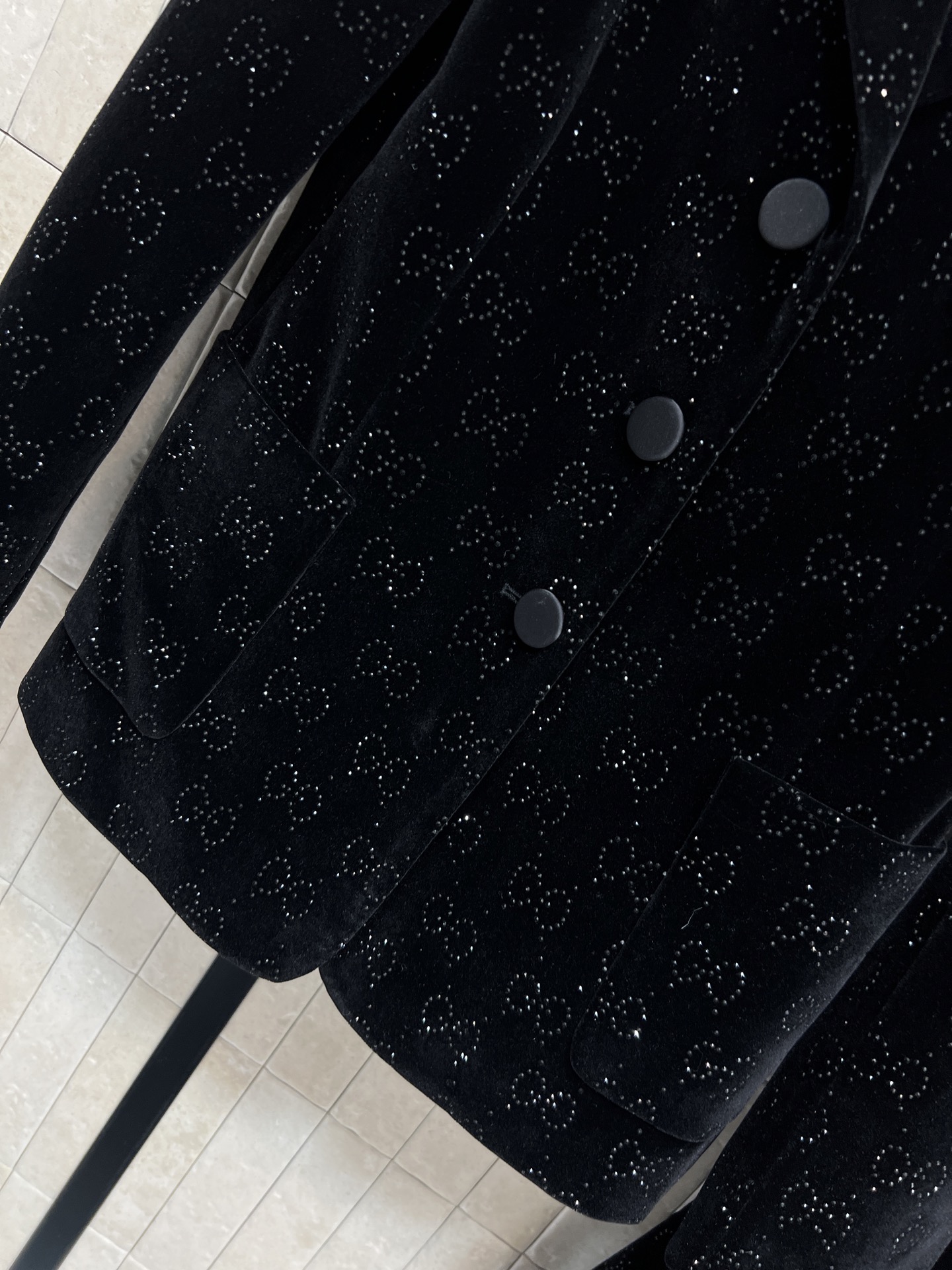 G家 25秋冬新款 丝绒烫钻双G印花套装 西装外套+微喇叭裤 黑色丝绒面料自带低调光泽 GG烫钻印花超有