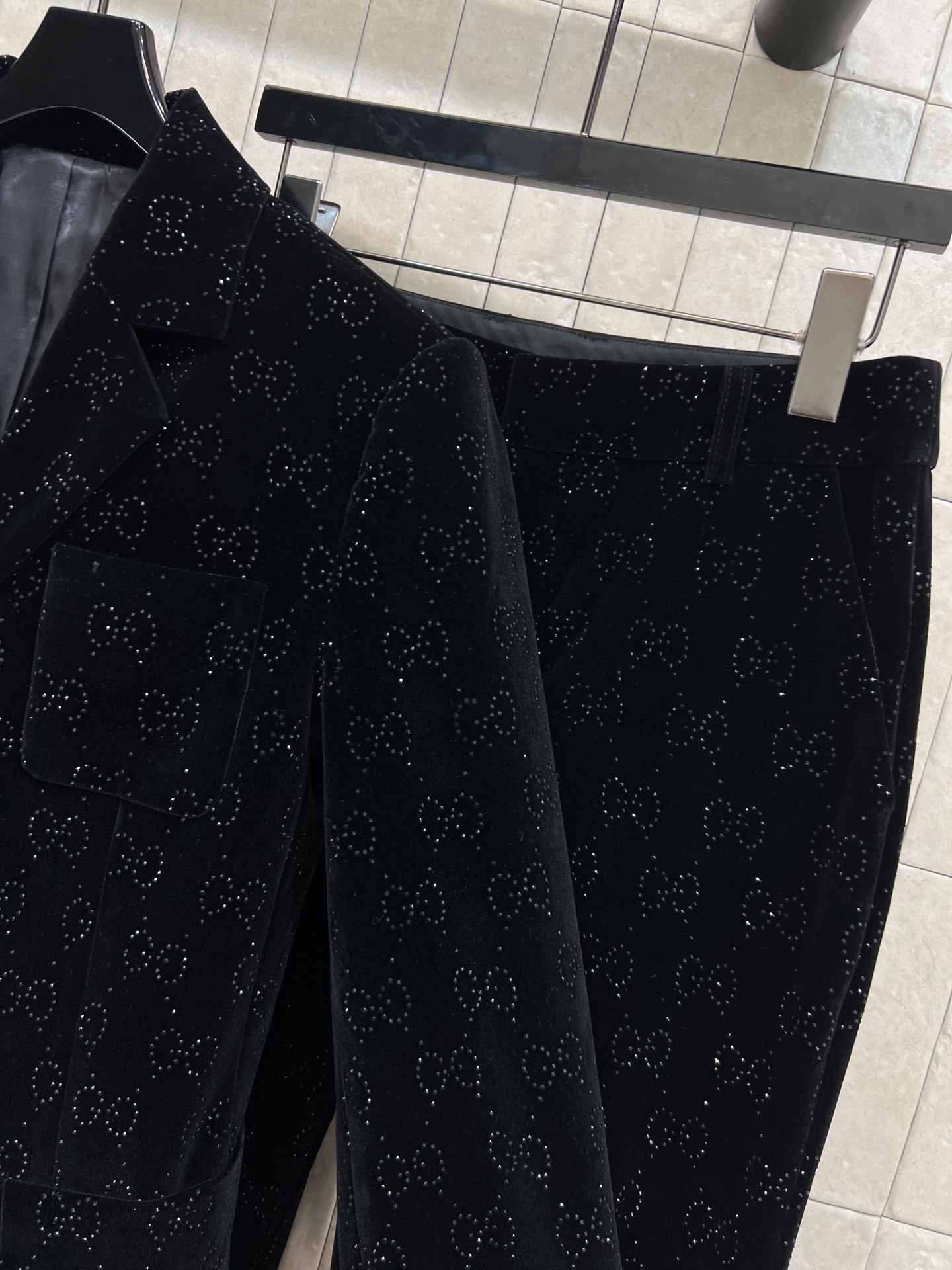 G家 25秋冬新款 丝绒烫钻双G印花套装 西装外套+微喇叭裤 黑色丝绒面料自带低调光泽 GG烫钻印花超有