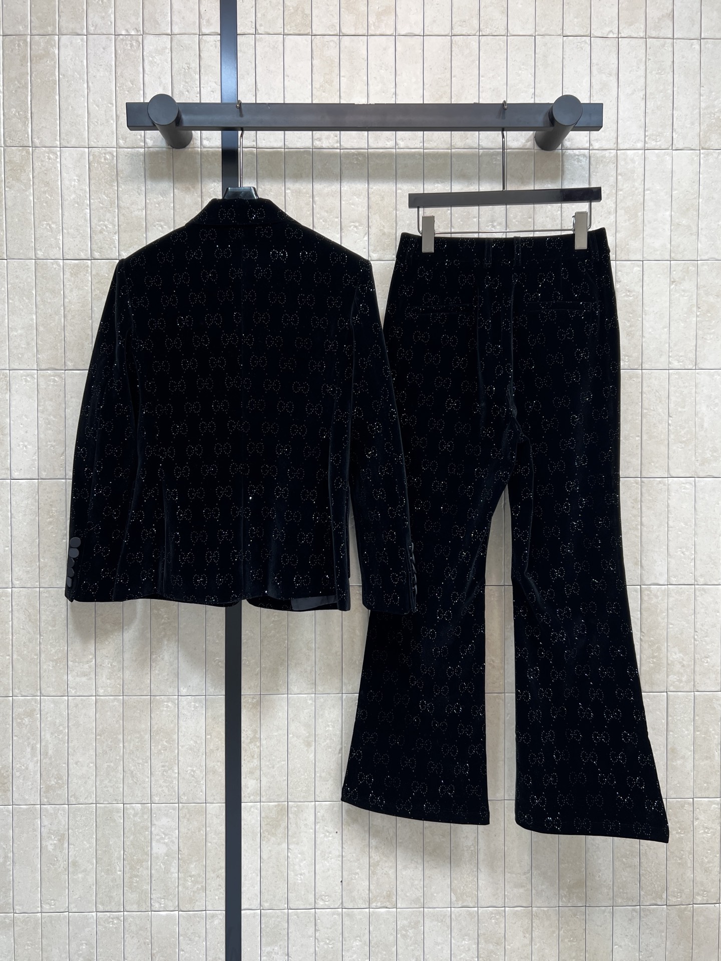 G家 25秋冬新款 丝绒烫钻双G印花套装 西装外套+微喇叭裤 黑色丝绒面料自带低调光泽 GG烫钻印花超有