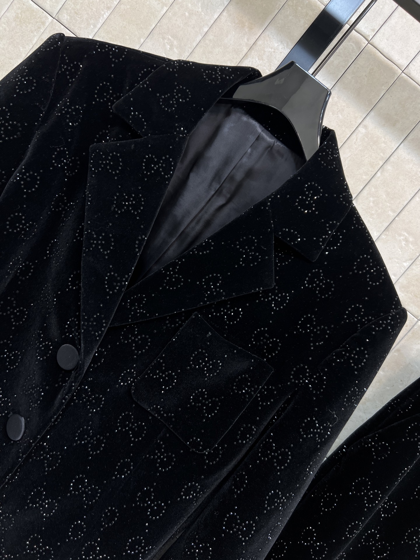 G家 25秋冬新款 丝绒烫钻双G印花套装 西装外套+微喇叭裤 黑色丝绒面料自带低调光泽 GG烫钻印花超有