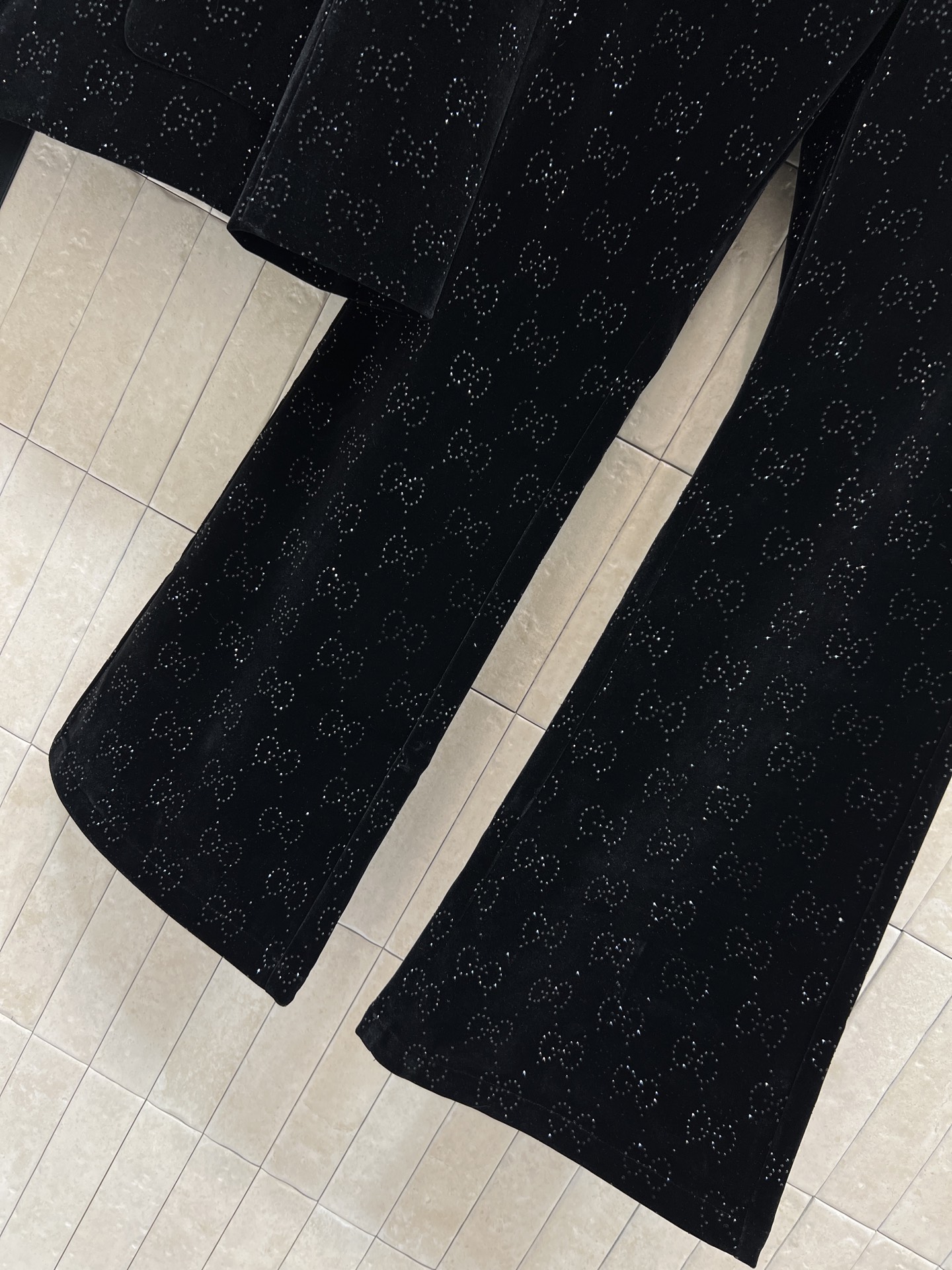 G家 25秋冬新款 丝绒烫钻双G印花套装 西装外套+微喇叭裤 黑色丝绒面料自带低调光泽 GG烫钻印花超有