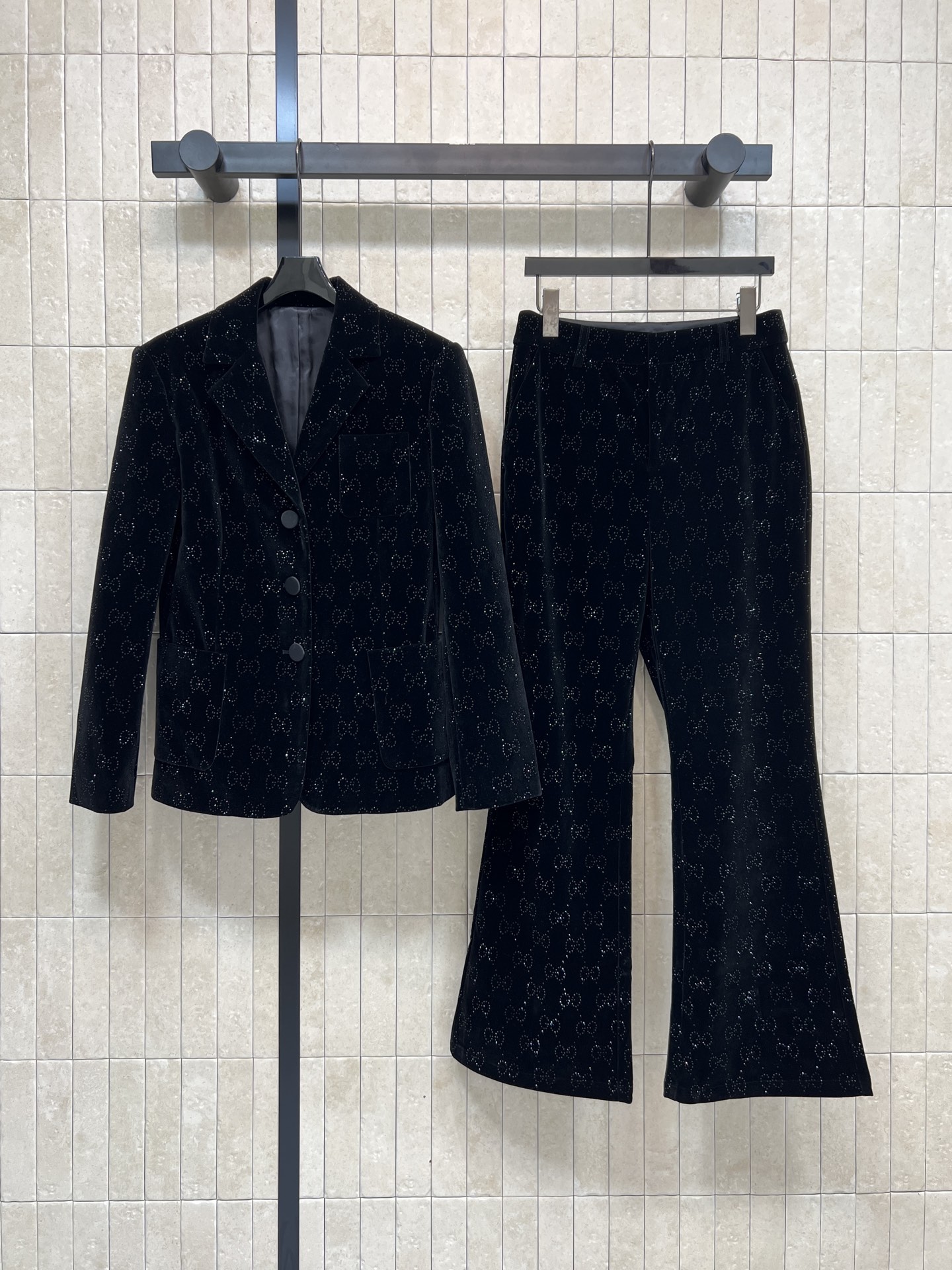 NO:664458,G Home 25 new autumn and winter velvet hot diamond double G print suit suit jacket + micro-flared pants. The black velvet fabric has low-key luster. The GG hot diamond print is super recognizable!  The jacket is classic cut and can be worn for commuting and dinner. The micro-flare design of the trousers is retro and makes the legs longer. It is super warm and fashionable for autumn and winter. The high-end texture can easily create an elegant and high-end atmosphere. One color and three sizes. SML,,gucci,jackets & coats,business suit, 19860909G家 25秋冬新款 丝绒烫钻双G印花套装 西装外套+微喇叭裤 黑色丝绒面料自带低调光泽 GG烫钻印花超有辨识度！外套经典剪裁 通勤晚宴都能穿 裤子微喇叭设计 复古又显腿长 秋冬穿超保暖又时髦多 高端质感 轻松打造优雅高级氛围感 一色三码 SML,,gucci,jackets & coats,business suit, ,Women's clothing