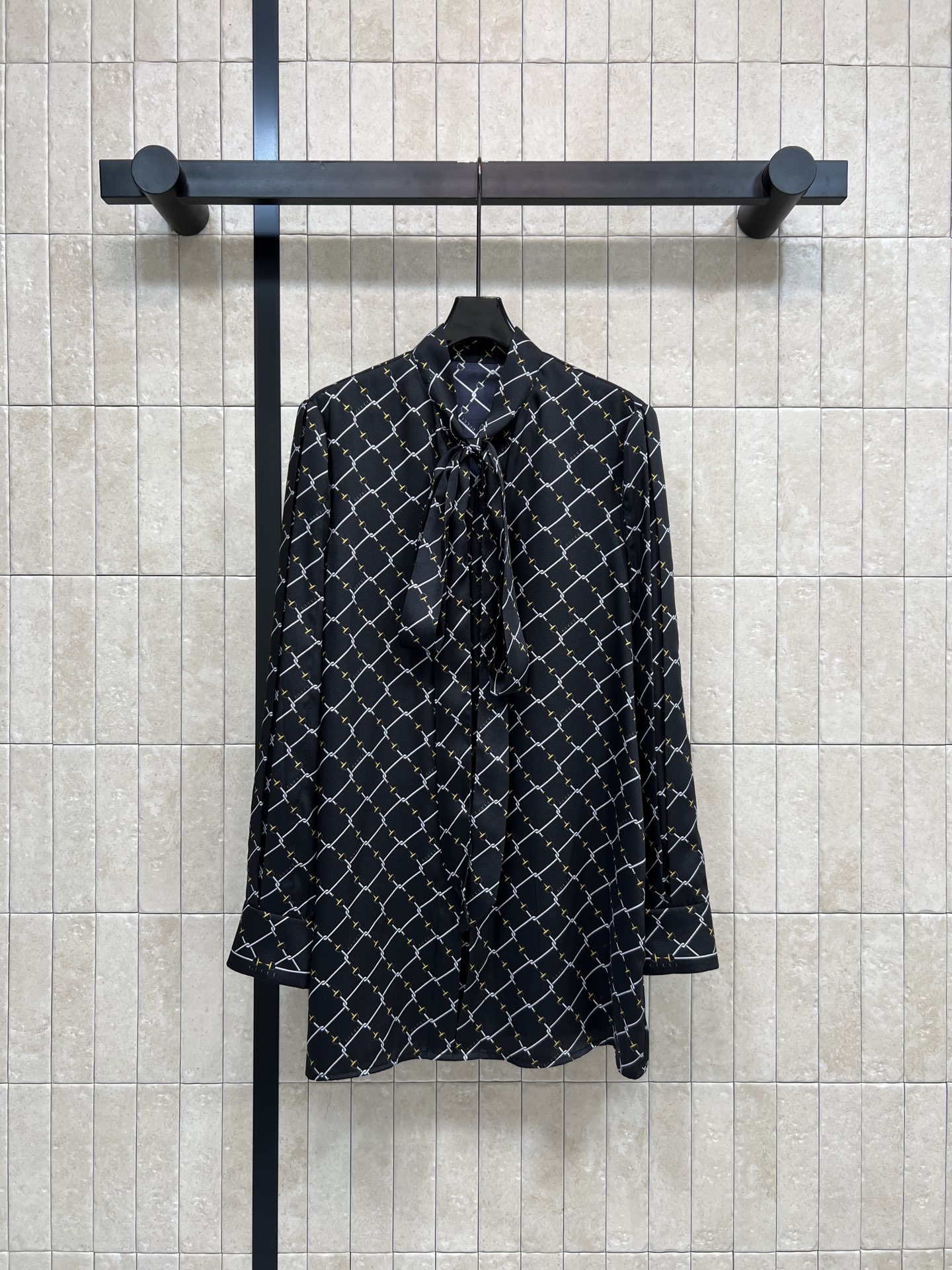 NO:664473,G Home's 26 new spring and summer style chain print tie-up shirt. Lightweight fabric. Comfortable and breathable to wear. Customized printing + neck tie design. Elegant and detailed. Long-sleeved loose version. Super suitable for spring and autumn. Easy to manage for commuting and leisure. Pair with high-waisted pants or skirts. Switch between smart or gentle style at will. Easily create a variety of looks!  Four sizes in one color Size/S-M-L- XL,,gucci,skirts,shirts, 19860909G家 26春夏新款 链条印花系带领衬衫 轻薄面料 穿着舒适透气 定制印花+领口系带设计 优雅又有细节感 长袖宽松版型 春秋季节超适合 通勤休闲都能轻松驾驭 搭配高腰裤或半身裙 干练or温柔风随心切换 轻松打造多种风格look！一色四码 Size/S-M-L- XL,,gucci,skirts,shirts, ,Women's clothing