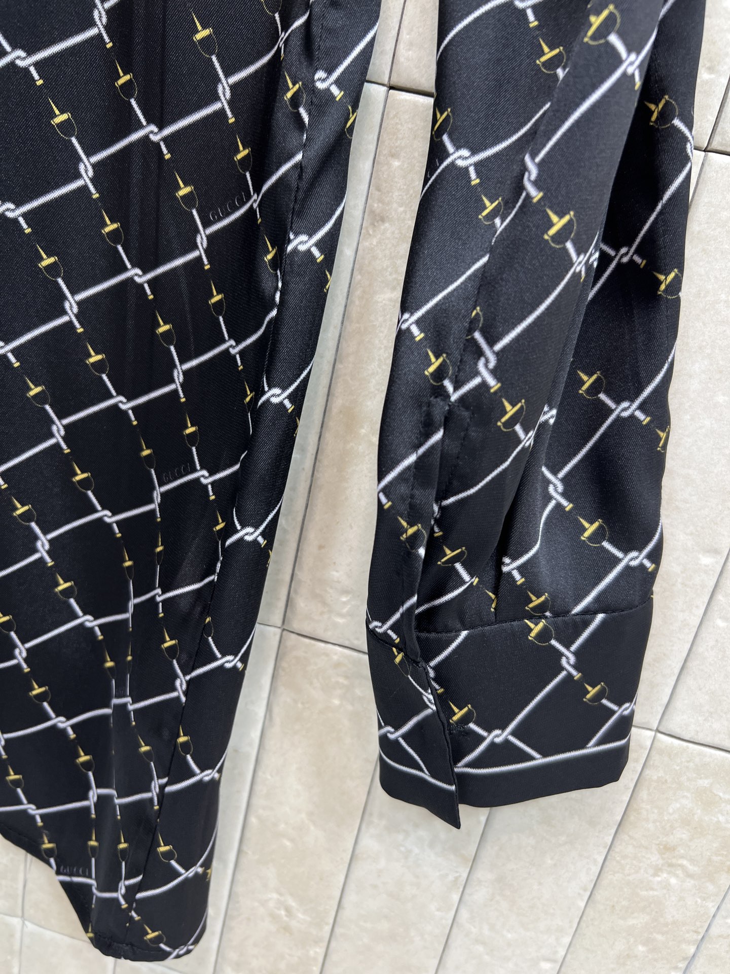 G家 26春夏新款 链条⛓️印花系带领衬衫 轻薄面料 穿着舒适透气 定制印花+领口系带设计 优雅又有细节