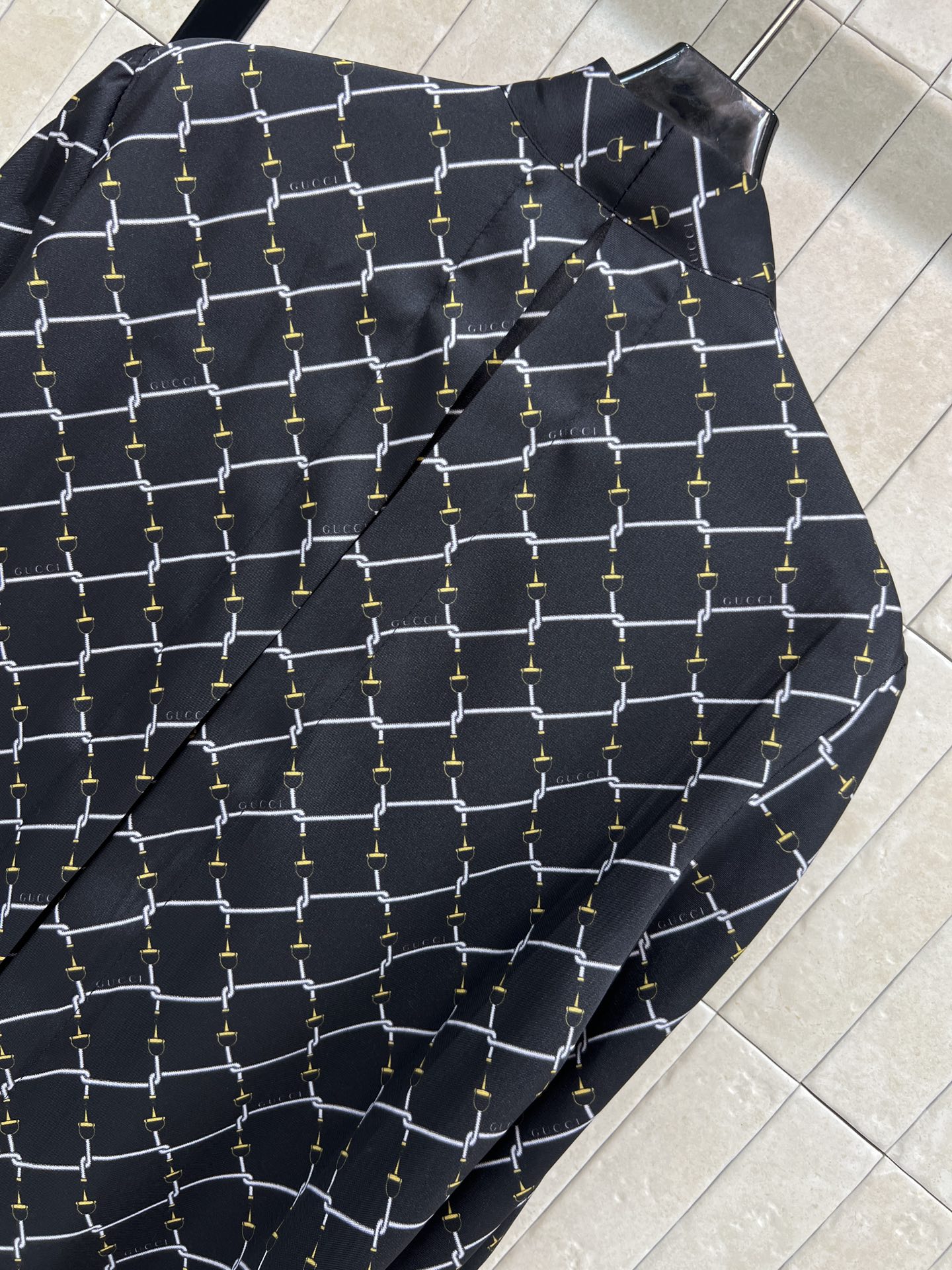 G家 26春夏新款 链条⛓️印花系带领衬衫 轻薄面料 穿着舒适透气 定制印花+领口系带设计 优雅又有细节