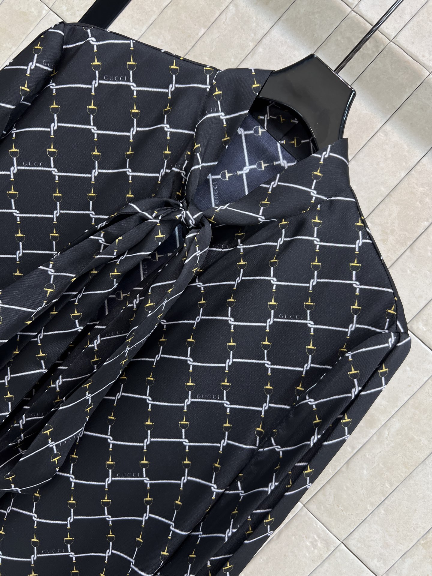 G家 26春夏新款 链条⛓️印花系带领衬衫 轻薄面料 穿着舒适透气 定制印花+领口系带设计 优雅又有细节