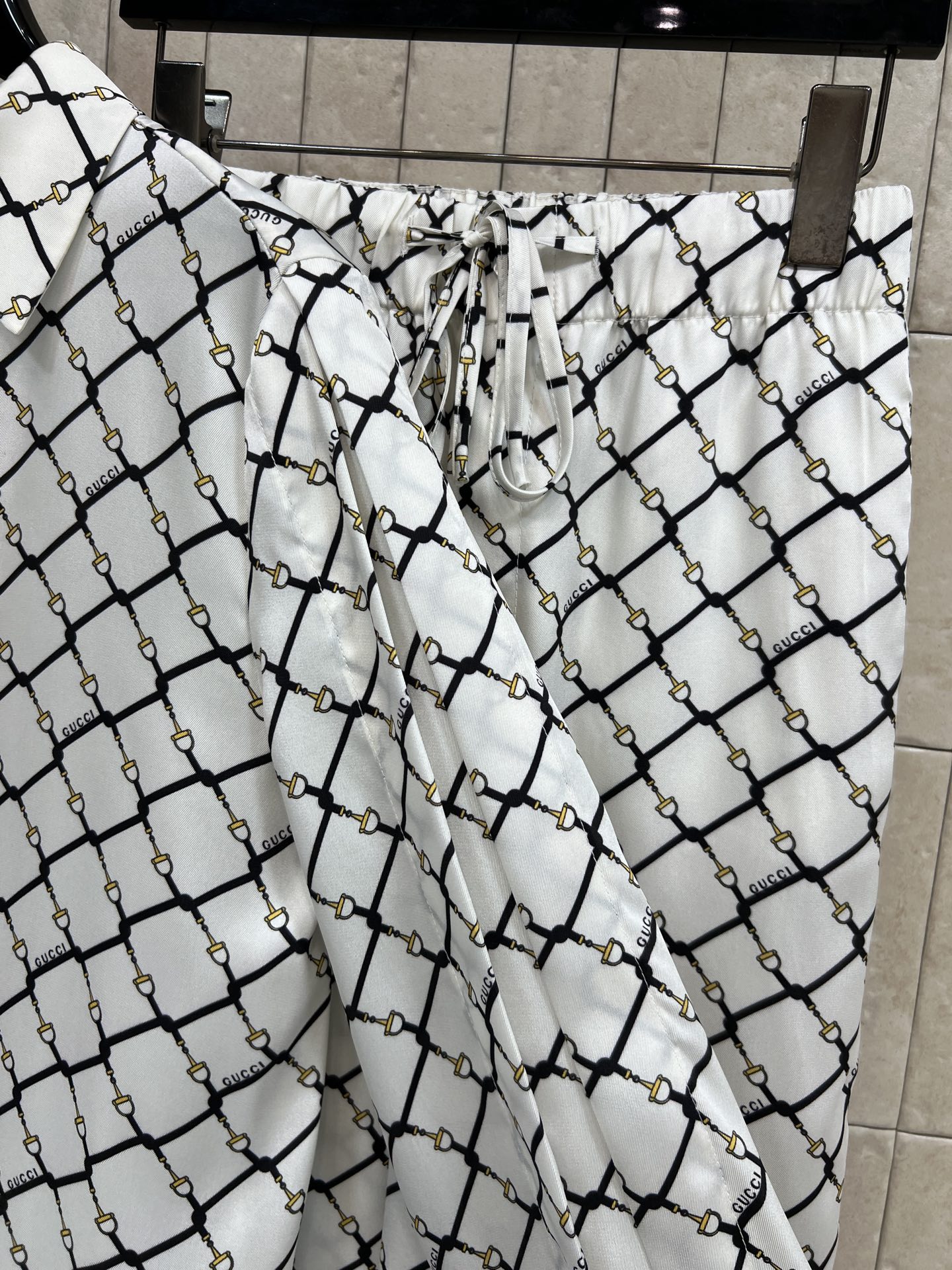 G家 26春夏新款 链条⛓️方格图案套装 翻领宽松衬衫+松紧腰长裤 黑白撞色方格+Logo字母 低调奢华