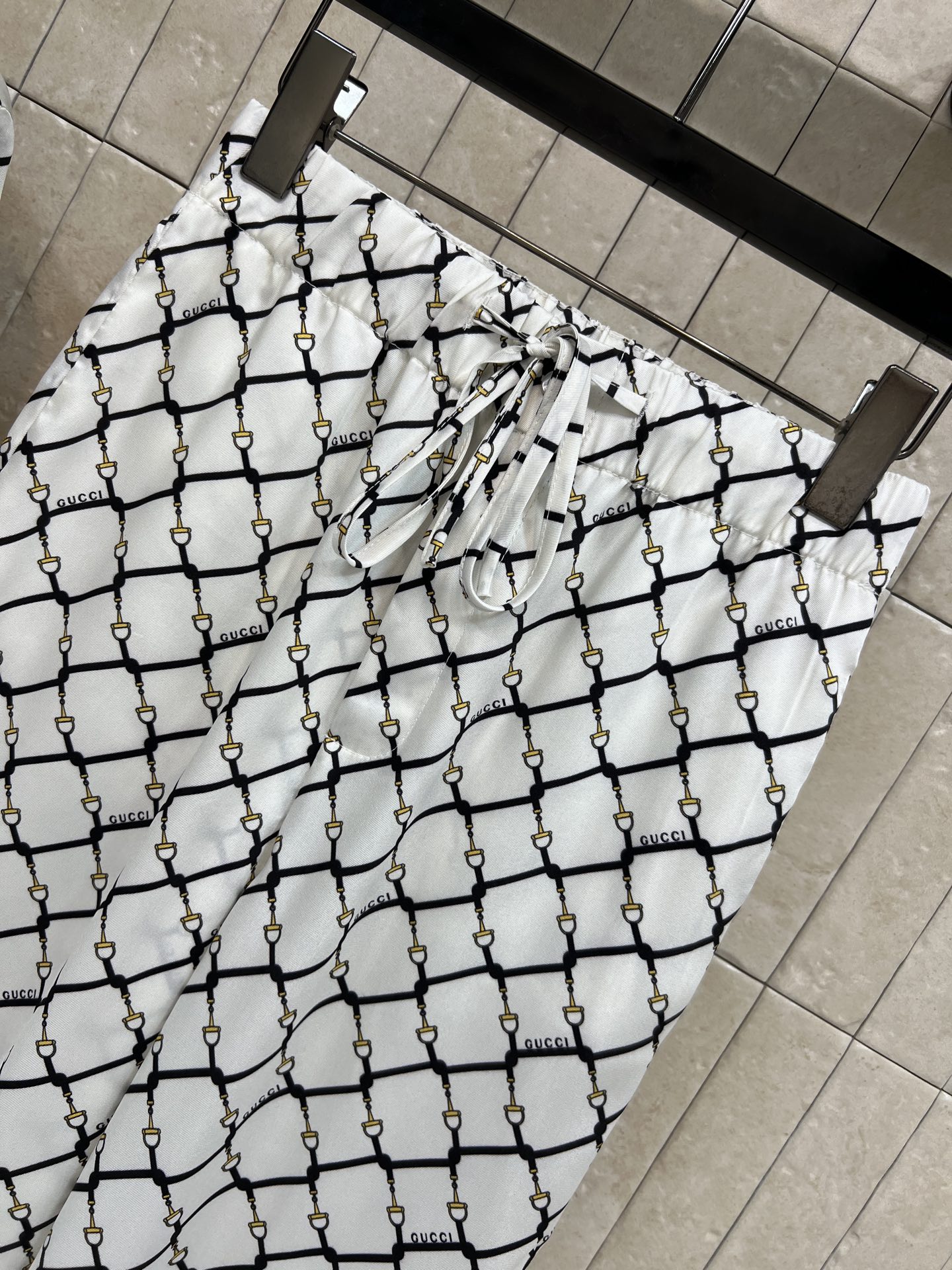 G家 26春夏新款 链条⛓️方格图案套装 翻领宽松衬衫+松紧腰长裤 黑白撞色方格+Logo字母 低调奢华