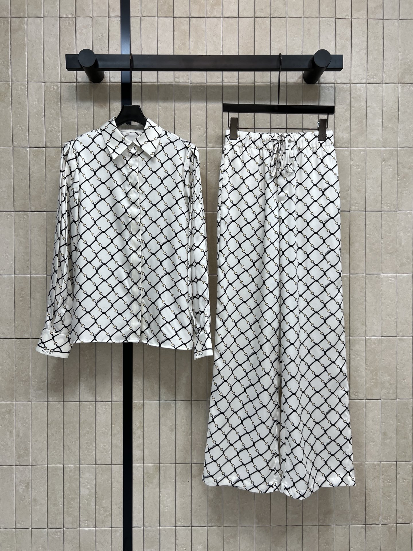 NO:664472,G Home 26 Spring and Summer New Style Chain Check Pattern Suit Loose Lapel Shirt + Elastic Waist Trousers Black and White Contrast Checkered + Logo Letters Low-key Luxury and Recognizable Loose Cutting One Matches the Upper Body Casual and Casual Can Be Easily Managed for Commuting, Traveling, and Vacation Four Sizes in One Color Size/S-M-L- XL,,gucci,shirts, 19860909G家 26春夏新款 链条方格图案套装 翻领宽松衬衫+松紧腰长裤 黑白撞色方格+Logo字母 低调奢华又有辨识度 剪裁宽松 一套搭配上身 随性又休闲 通勤、旅行、度假都能轻松驾驭 一色四码 Size/S-M-L- XL,,gucci,shirts, ,Women's clothing