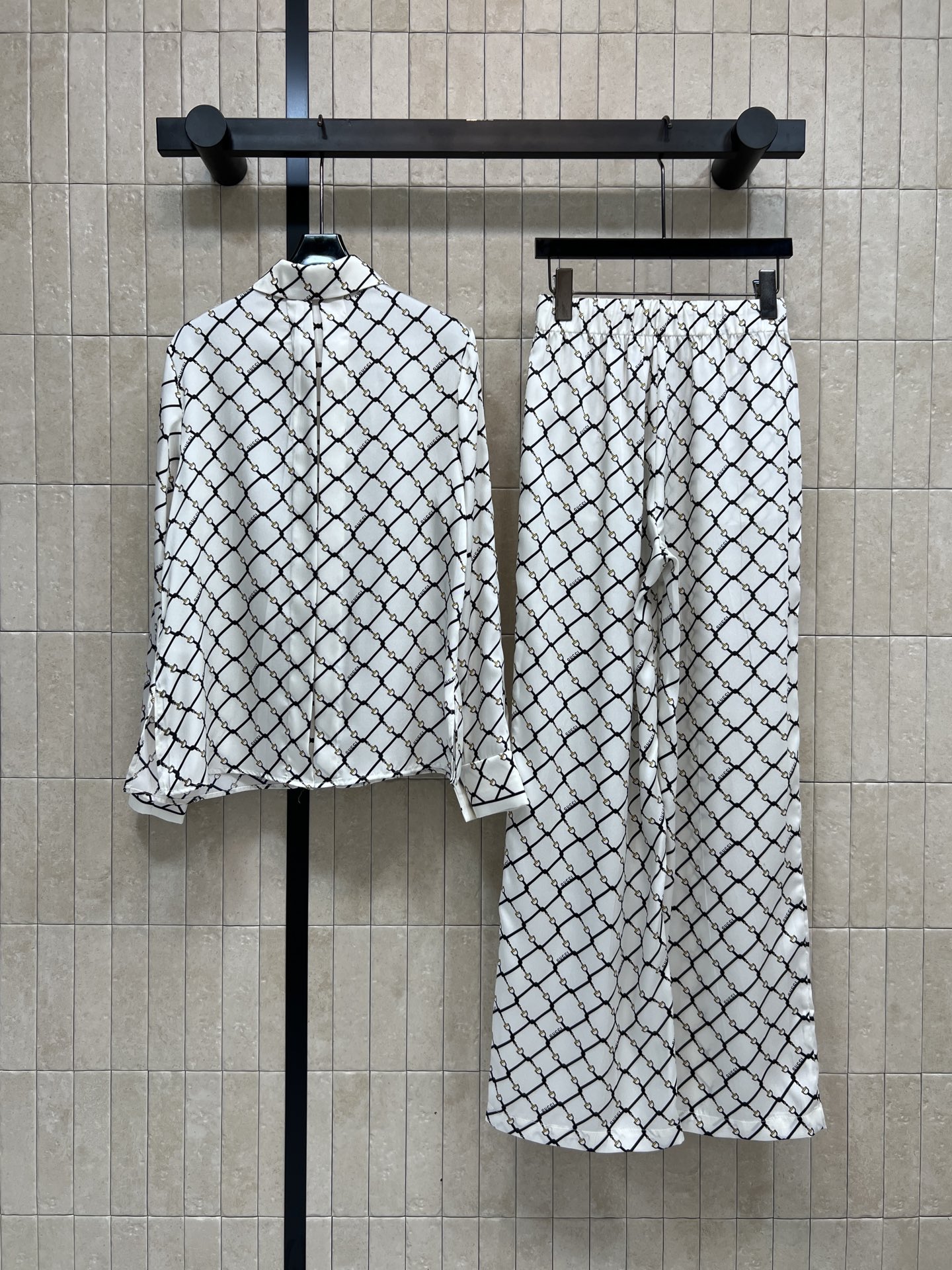 G家 26春夏新款 链条⛓️方格图案套装 翻领宽松衬衫+松紧腰长裤 黑白撞色方格+Logo字母 低调奢华