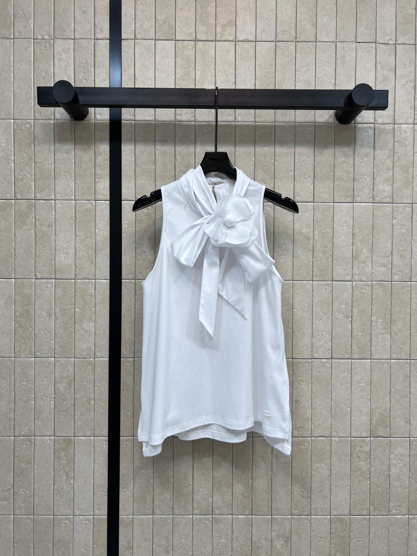 NO:665625,Xiaoxiangjia 26 spring and summer new style stand-up collared sleeveless shirt with bow tie + three-dimensional flower decoration, full of French sweetness, sleeveless straight loose fit, comfortable and elegant, can be easily managed for daily commuting, dating, and vacation. Pair with high-waisted skirt or casual pants, fresh and elegant atmosphere can be easily obtained. Three sizes in one color Size/S-M-L,,chanel,skirts,shirts, 19860909小香家 26春夏新款 立领系带无袖衬衫 蝴蝶结系带+立体花朵装饰 法式甜美感满满 无袖直筒宽松版型 舒适又显气质 日常通勤、约会、度假都能轻松驾驭 搭配高腰裙或休闲裤 清新优雅氛围感轻松get 一色三码 Size/S-M-L,,chanel,skirts,shirts, ,Women's clothing