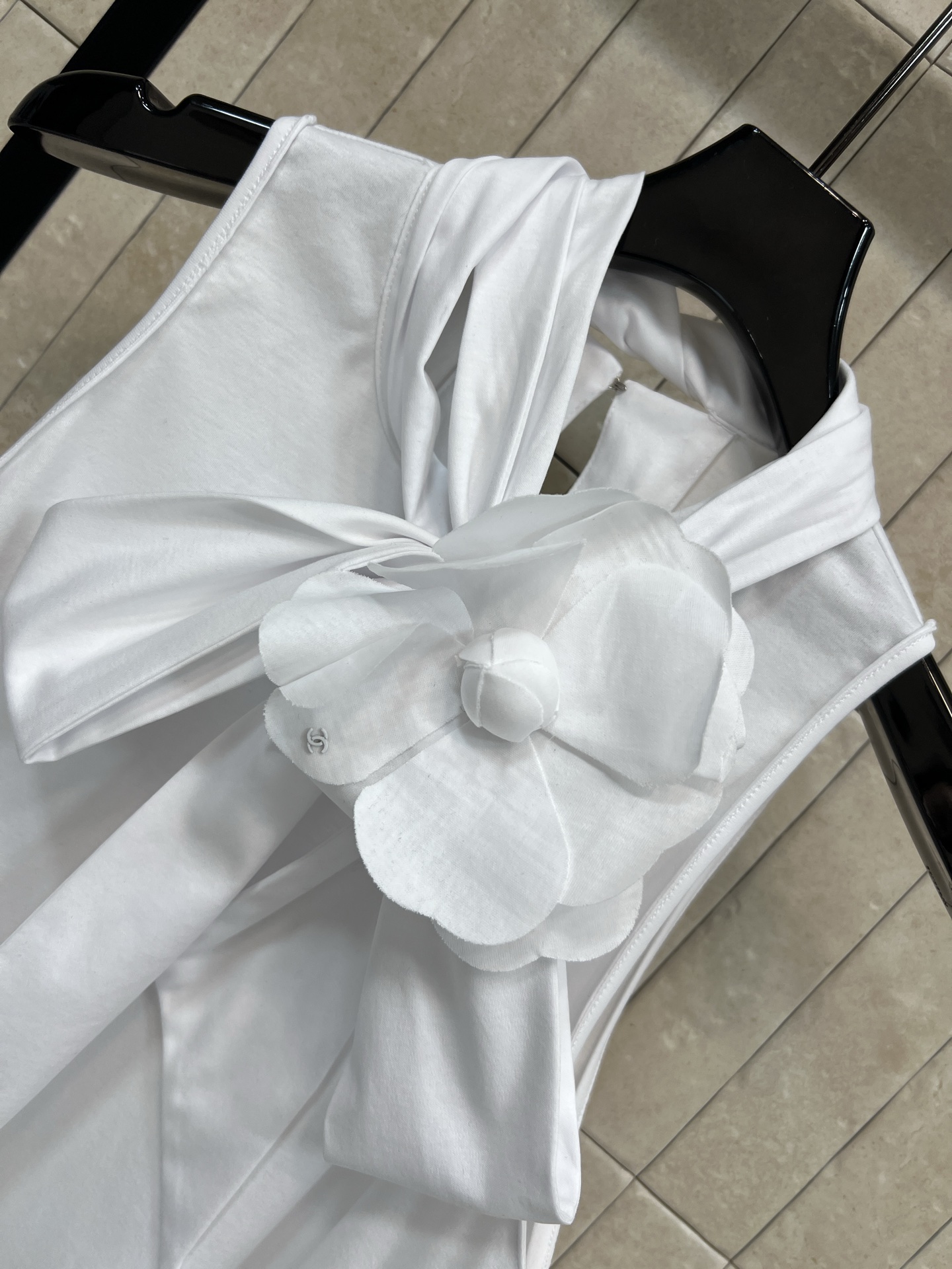 小香家 26春夏新款 立领系带无袖衬衫 蝴蝶结系带+立体花朵装饰 法式甜美感满满 无袖直筒宽松版型 舒适