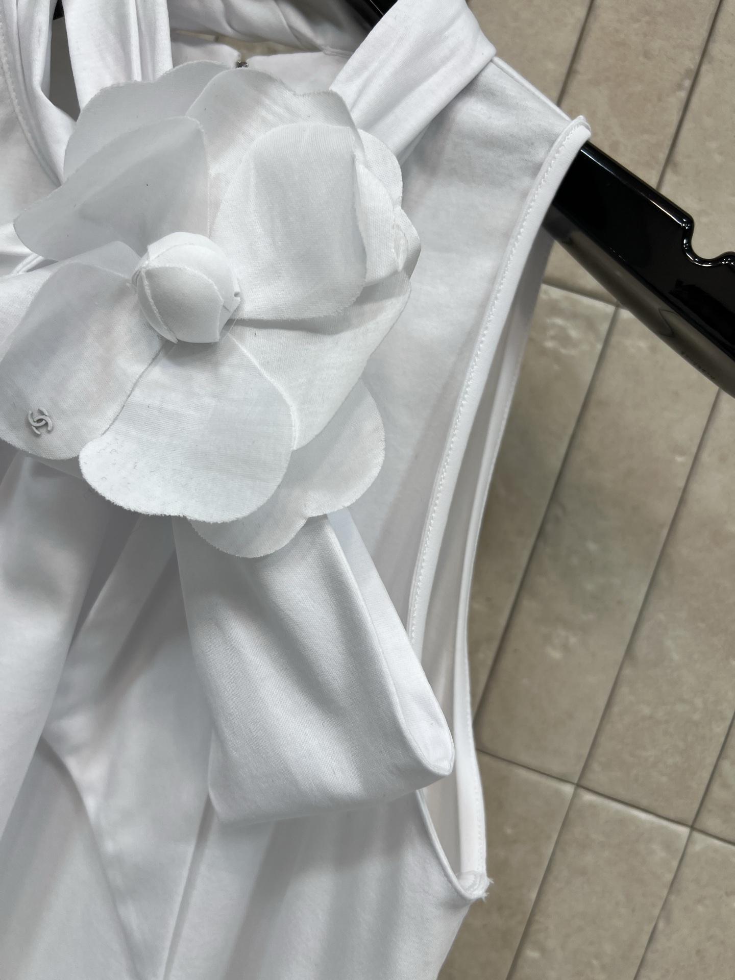 小香家 26春夏新款 立领系带无袖衬衫 蝴蝶结系带+立体花朵装饰 法式甜美感满满 无袖直筒宽松版型 舒适