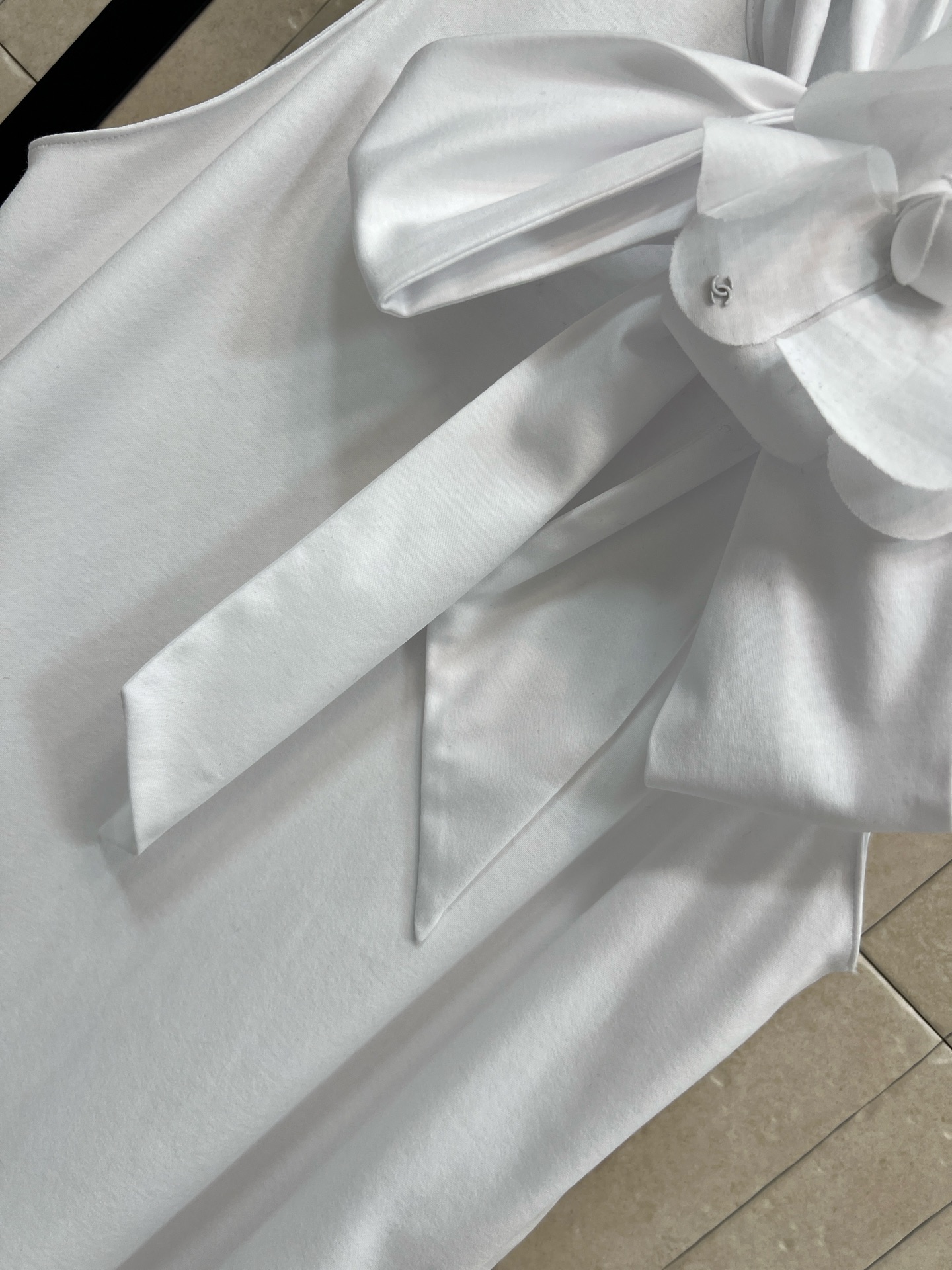 小香家 26春夏新款 立领系带无袖衬衫 蝴蝶结系带+立体花朵装饰 法式甜美感满满 无袖直筒宽松版型 舒适