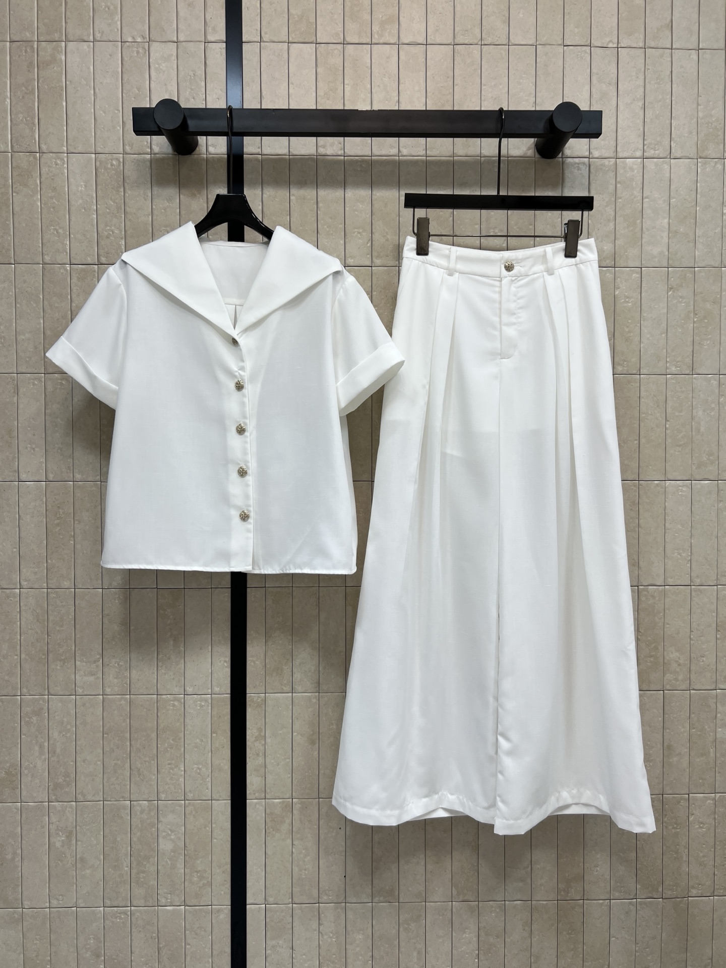 NO:665626,Top half p Xiaoxiangjia 26 new spring and summer linen suit, doll collar short-sleeved shirt + high-waisted A-line wide-leg pants, linen material, great drape and breathability, super comfortable to wear in spring and summer!  A set of matching can be worn for commuting and leisure. Simple and elegant, it is easy to create a fresh temperament look ~ one color and three sizes SM L,,chanel,shirts,T-shirt, 19860909上衣 半p小香家 26春夏新款 亚麻套装 娃娃领短袖衬衫+高腰A字阔腿裤 亚麻材质 垂坠感和透气性都很棒 春夏穿超舒服！一套搭配 通勤休闲都能穿 简约大方 轻松打造清新气质look~一色三码 SM L,,chanel,shirts,T-shirt, ,Women's clothing