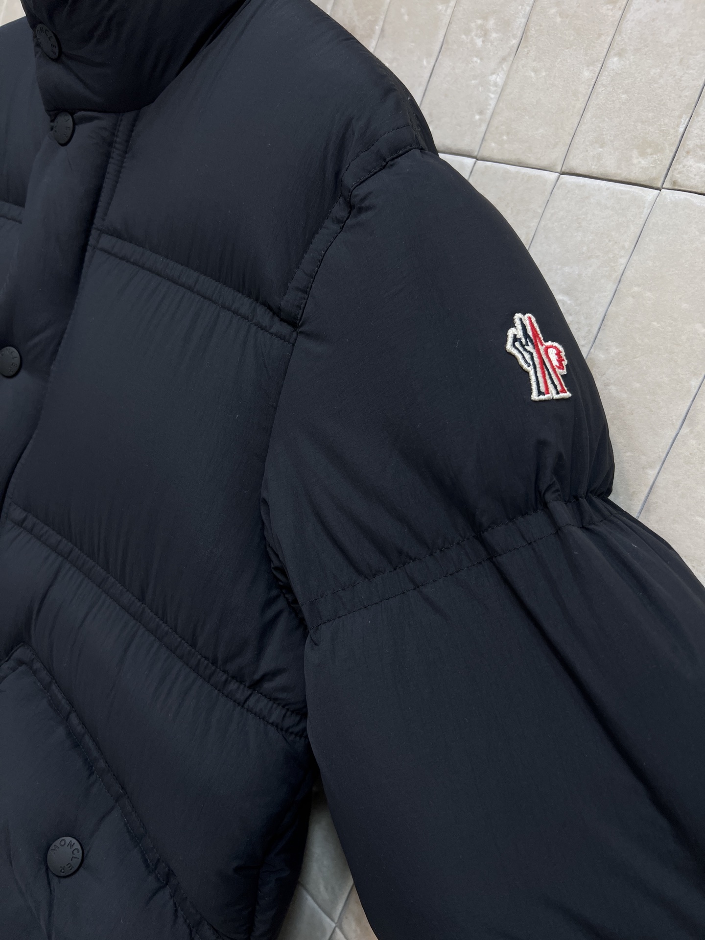 MO家 25秋冬新款 黑色立领羽绒服 立领拼接灯芯绒设计 低调又高级 里面羊羔毛内衬 北方冬季也能轻松驾