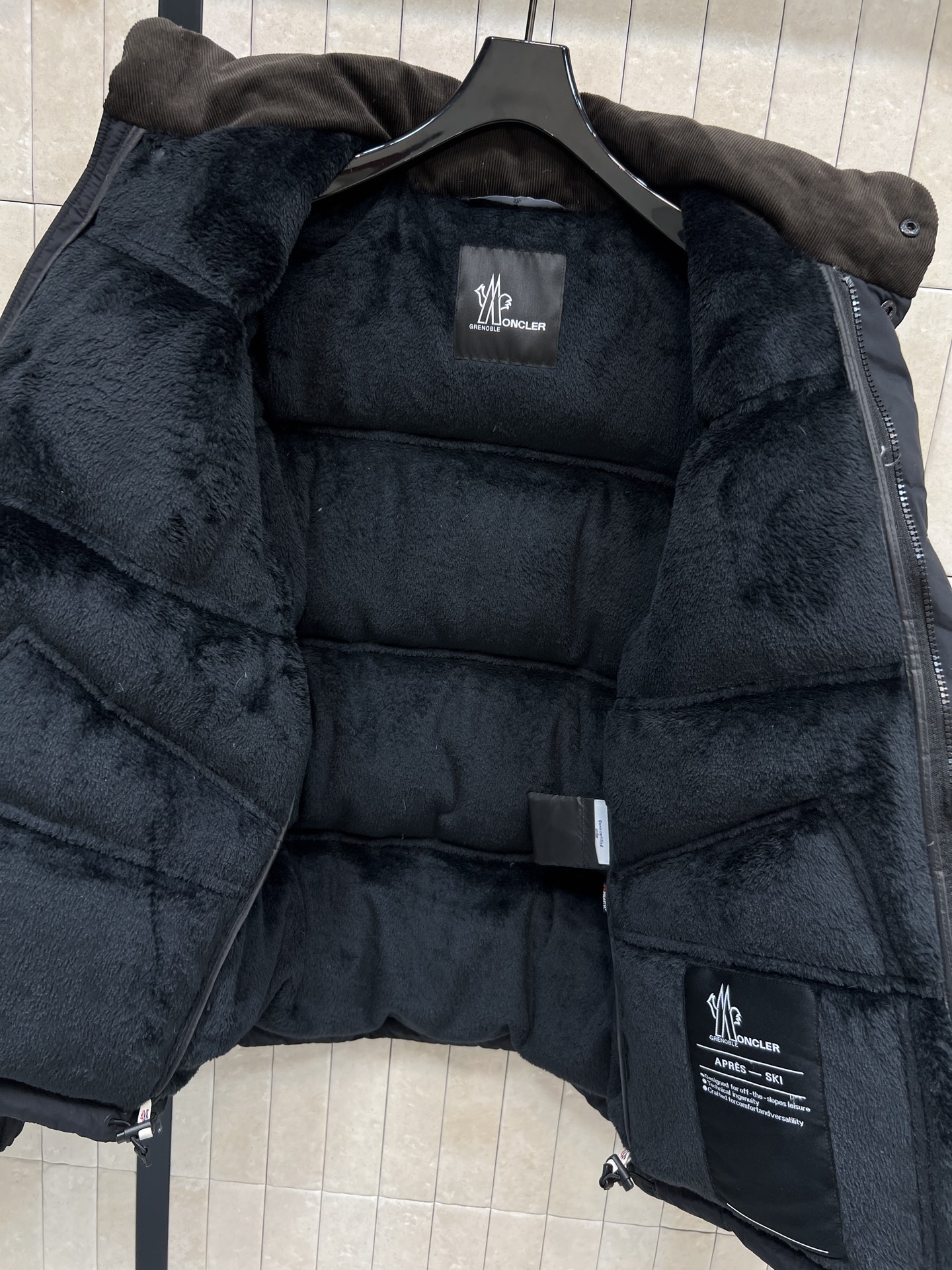 MO家 25秋冬新款 黑色立领羽绒服 立领拼接灯芯绒设计 低调又高级 里面羊羔毛内衬 北方冬季也能轻松驾