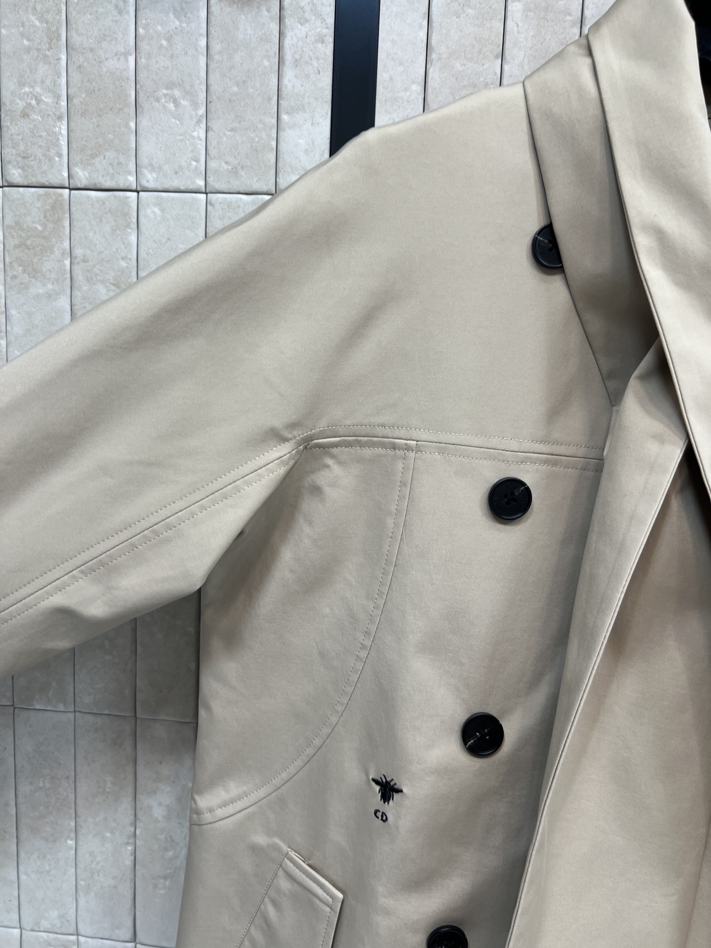 D家 25秋冬新款 围脖双排扣风衣 经典卡其色风衣 春秋穿超合适！可拆卸围脖+双排扣设计 英伦复古感满满