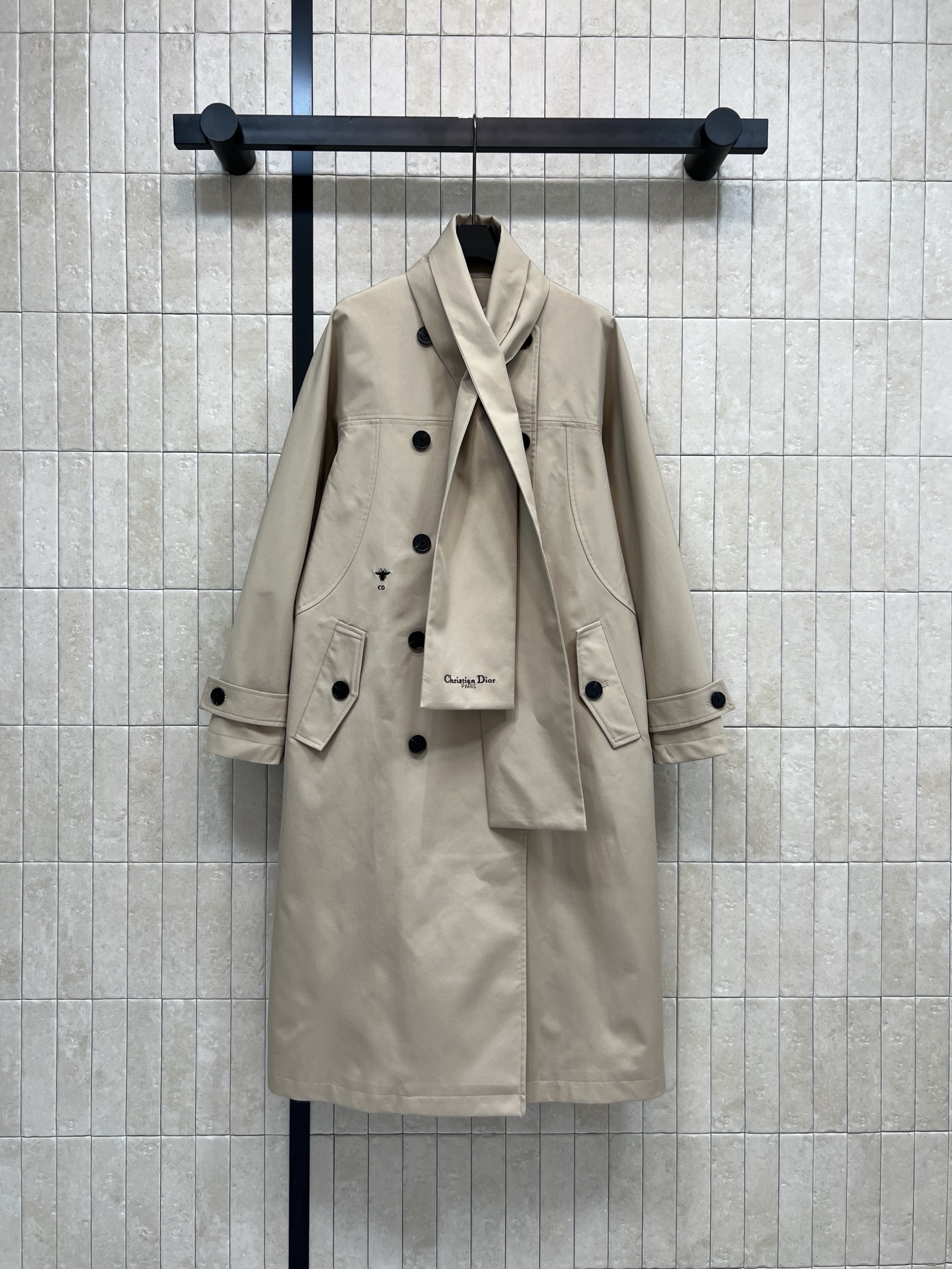 NO:665608,D Home 25 new autumn and winter style scarf double-breasted windbreaker, classic khaki windbreaker, perfect for spring and autumn!  Detachable scarf + double-breasted design. Full of British retro feel. Classic brand embroidery is very recognizable. Mid-length cut. Adjustable cuffs. Practical and fashionable. It can be easily used for commuting or formal occasions. It has an elegant temperament!  Four sizes in one color Size/S-M-L- XL,,dior, 19860909D家 25秋冬新款 围脖双排扣风衣 经典卡其色风衣 春秋穿超合适！可拆卸围脖+双排扣设计 英伦复古感满满 经典品牌刺绣超有辨识度 中长款剪裁 袖口可调节 实用又时髦 通勤或正式场合都能轻松驾驭 优雅气质直接拉满！一色四码 Size/S-M-L- XL,,dior, ,Women's clothing