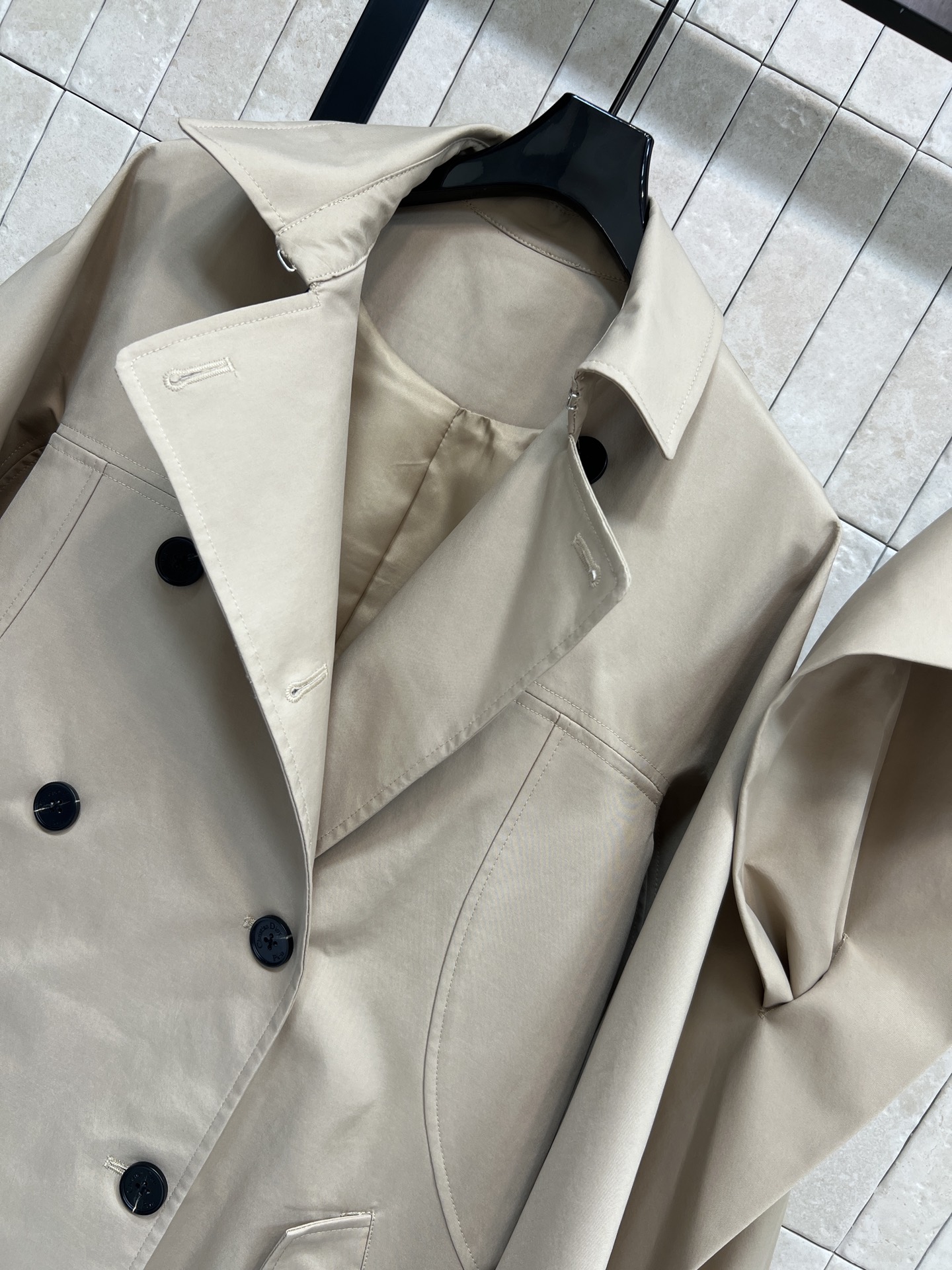 D家 25秋冬新款 围脖双排扣风衣 经典卡其色风衣 春秋穿超合适！可拆卸围脖+双排扣设计 英伦复古感满满