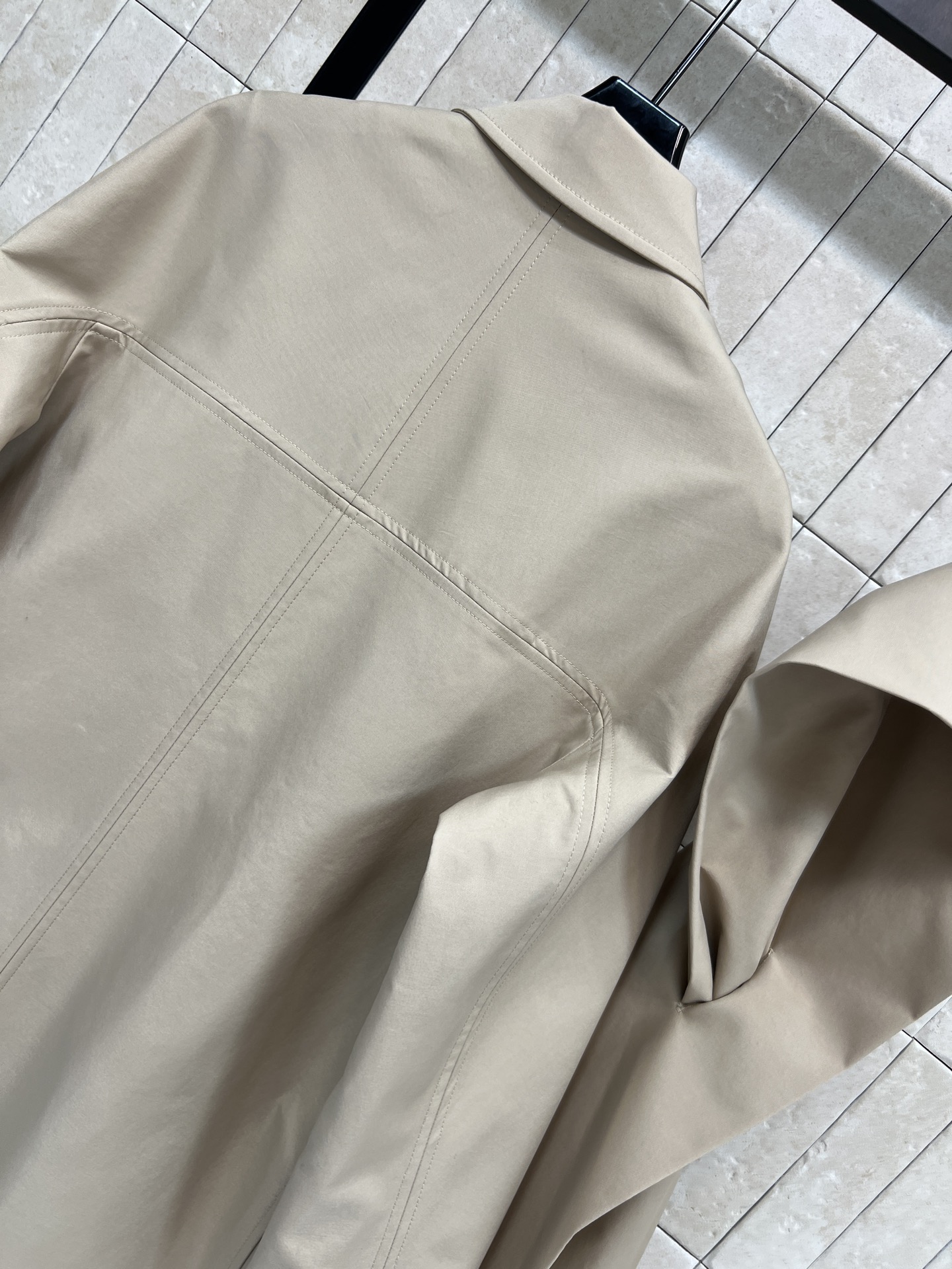 D家 25秋冬新款 围脖双排扣风衣 经典卡其色风衣 春秋穿超合适！可拆卸围脖+双排扣设计 英伦复古感满满