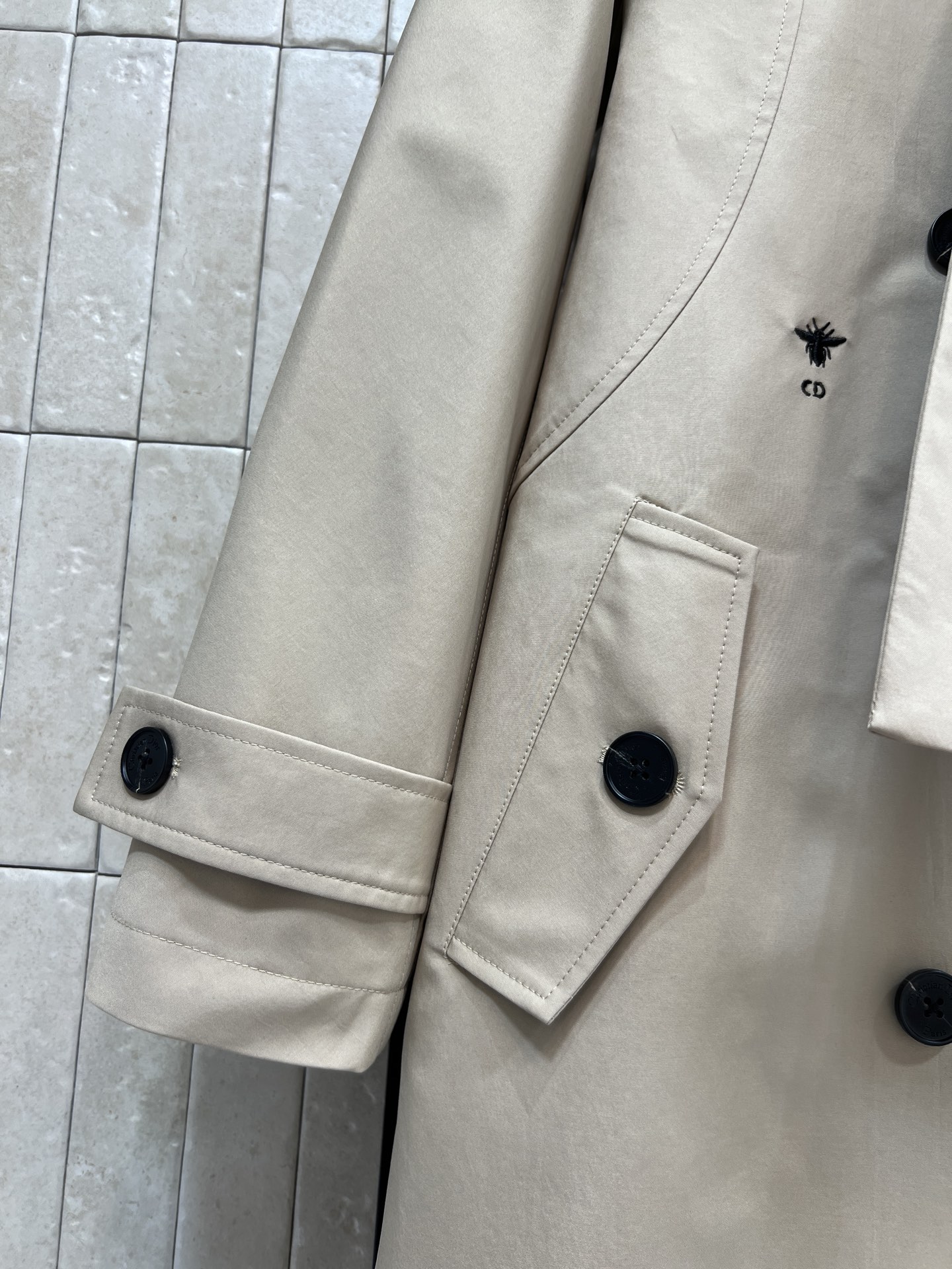 D家 25秋冬新款 围脖双排扣风衣 经典卡其色风衣 春秋穿超合适！可拆卸围脖+双排扣设计 英伦复古感满满