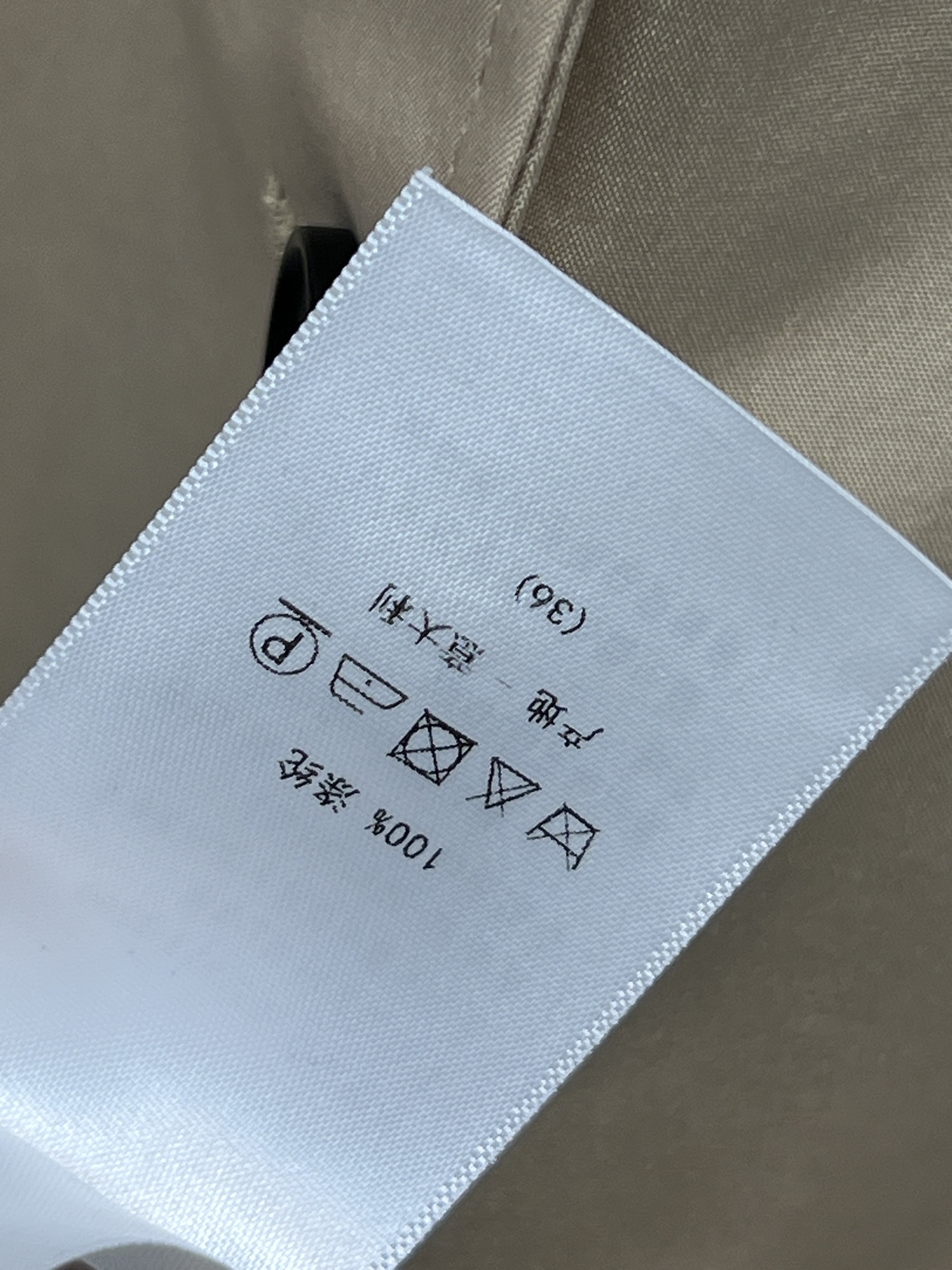 D家 25秋冬新款 围脖双排扣风衣 经典卡其色风衣 春秋穿超合适！可拆卸围脖+双排扣设计 英伦复古感满满