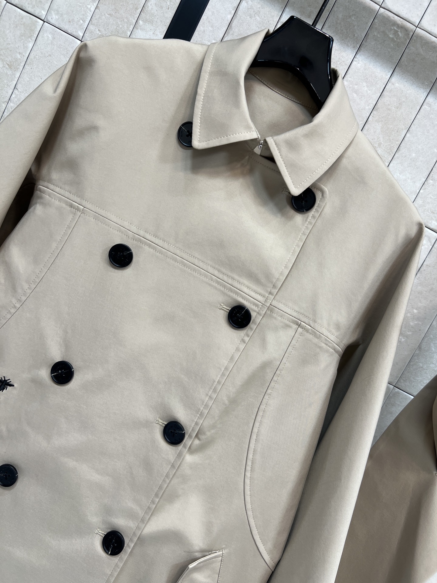 D家 25秋冬新款 围脖双排扣风衣 经典卡其色风衣 春秋穿超合适！可拆卸围脖+双排扣设计 英伦复古感满满