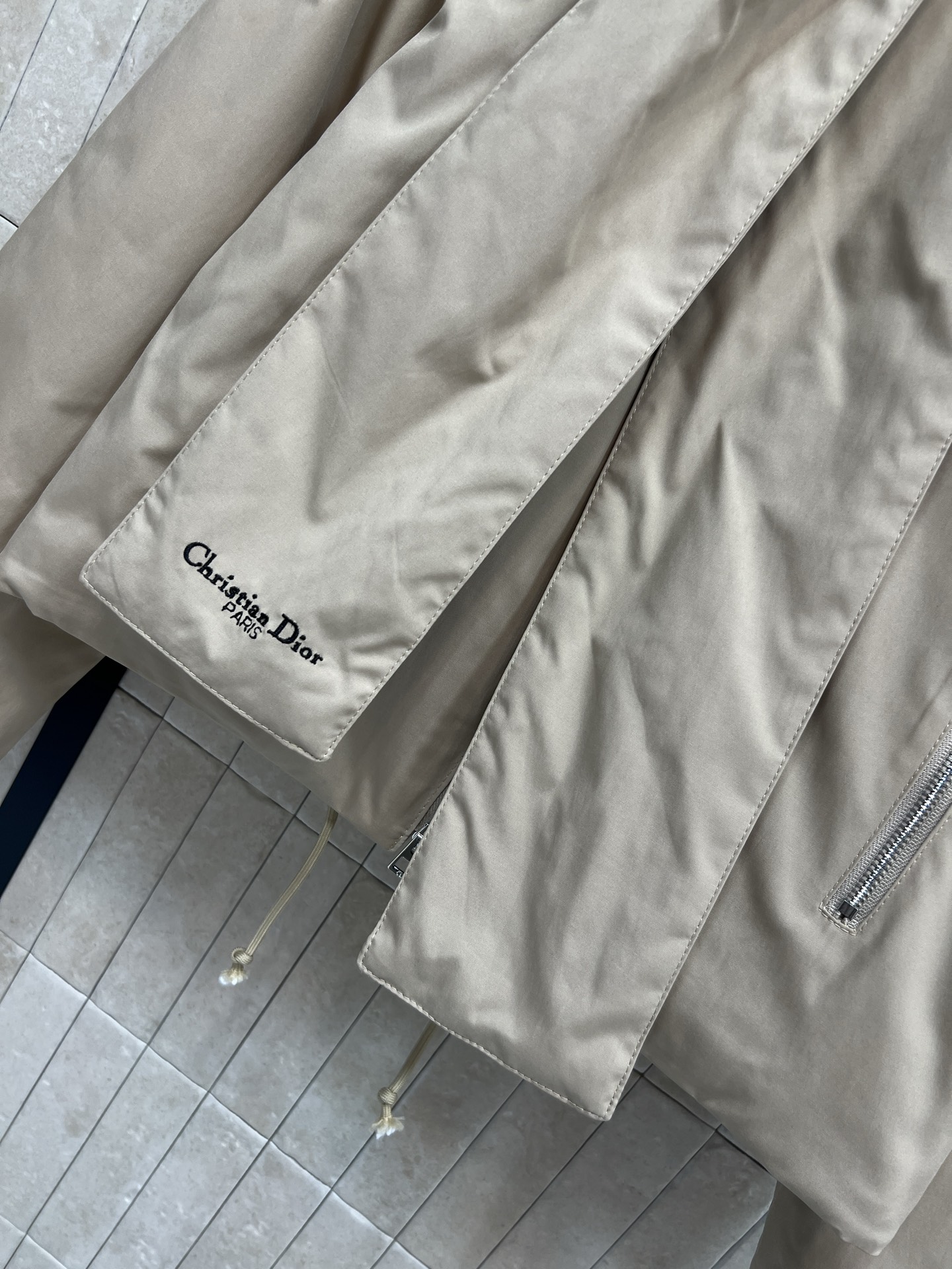 D家 25秋冬新款 围脖装饰短款棉服外套 秋冬穿超合适！简约设计+经典小蜜蜂刺绣 可拆卸围脖点缀 品牌感