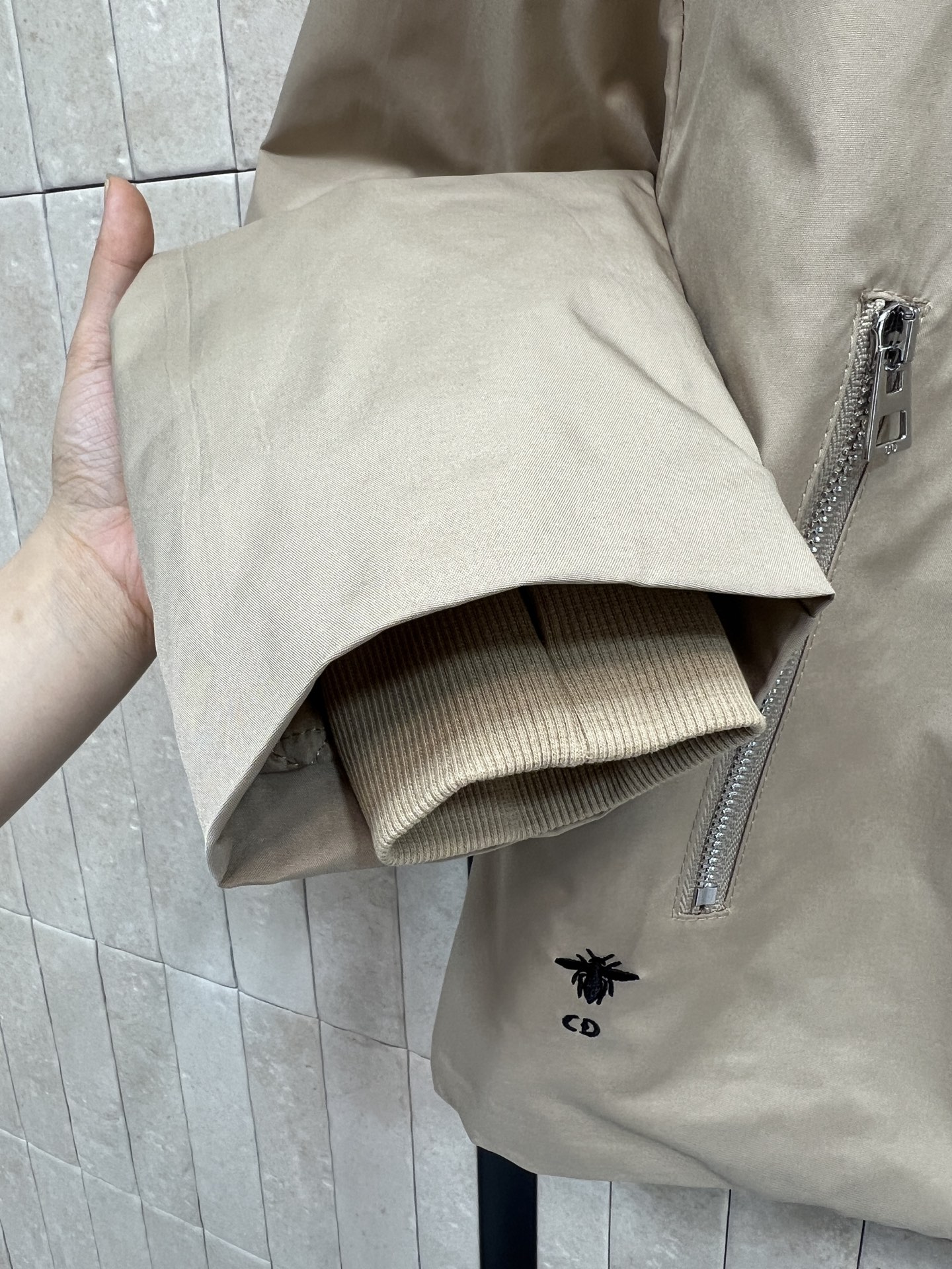 D家 25秋冬新款 围脖装饰短款棉服外套 秋冬穿超合适！简约设计+经典小蜜蜂刺绣 可拆卸围脖点缀 品牌感