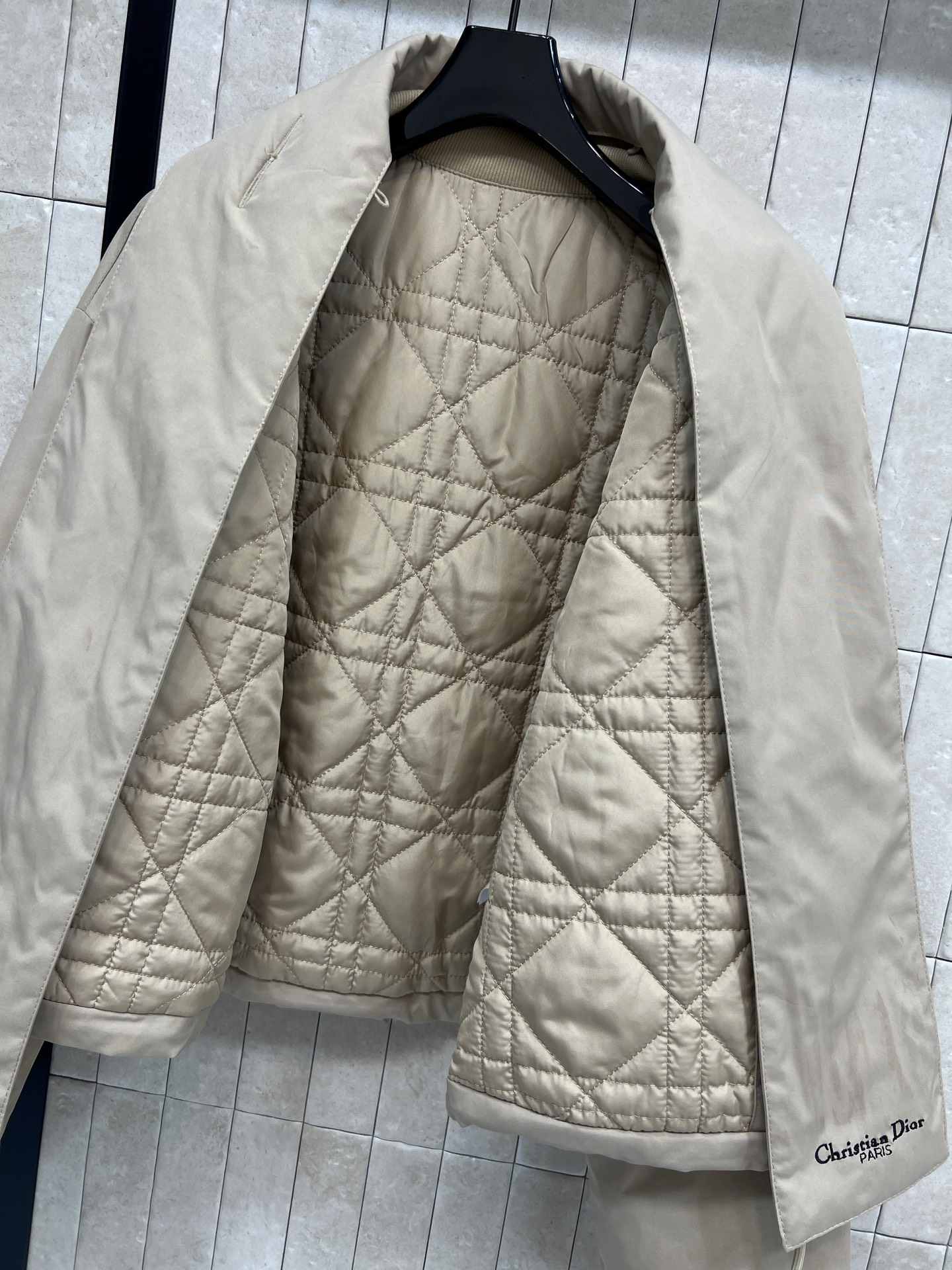 D家 25秋冬新款 围脖装饰短款棉服外套 秋冬穿超合适！简约设计+经典小蜜蜂刺绣 可拆卸围脖点缀 品牌感