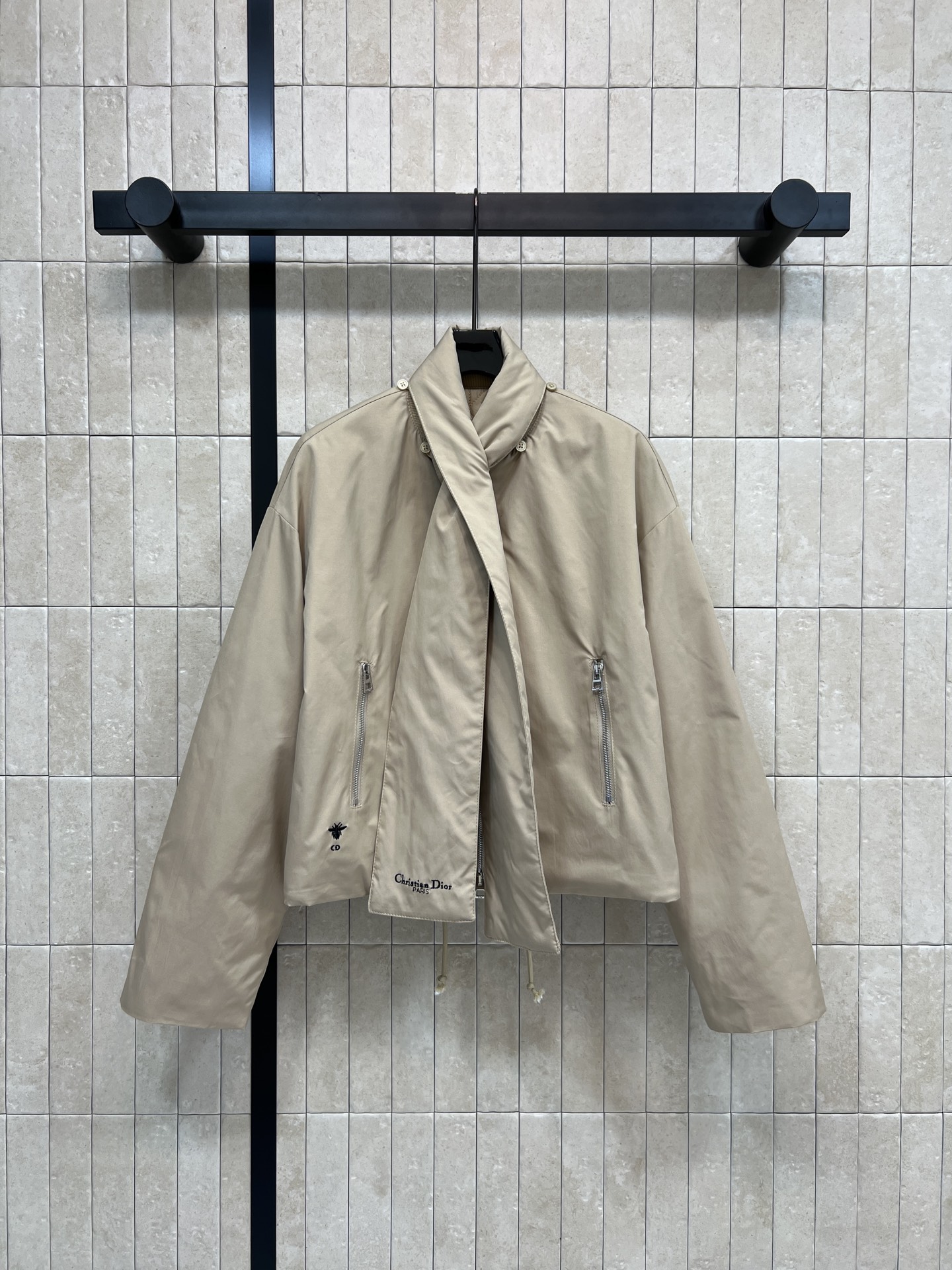 NO:665615,D Home 25 new autumn and winter style short cotton jacket with scarf decoration, perfect for autumn and winter!  Simple design + classic bee embroidery. Detachable scarf embellishment. Full of brand feel. Zipper pockets on both sides are practical and fashionable. Short version with high-waisted pants/skirts. Easily elongates body proportions. Can be worn for commuting and leisure. Elegant and comfortable, and full of temperament!  Four sizes in one color Size/S-M-L- XL,,dior,skirts,jackets & coats, 19860909D家 25秋冬新款 围脖装饰短款棉服外套 秋冬穿超合适！简约设计+经典小蜜蜂刺绣 可拆卸围脖点缀 品牌感满满 两侧拉链口袋实用又时髦 短款版型搭高腰裤/裙 轻松拉长身材比例 通勤休闲都能穿 优雅又舒适 气质直接拉满！一色四码 Size/S-M-L- XL,,dior,skirts,jackets & coats, ,Women's clothing