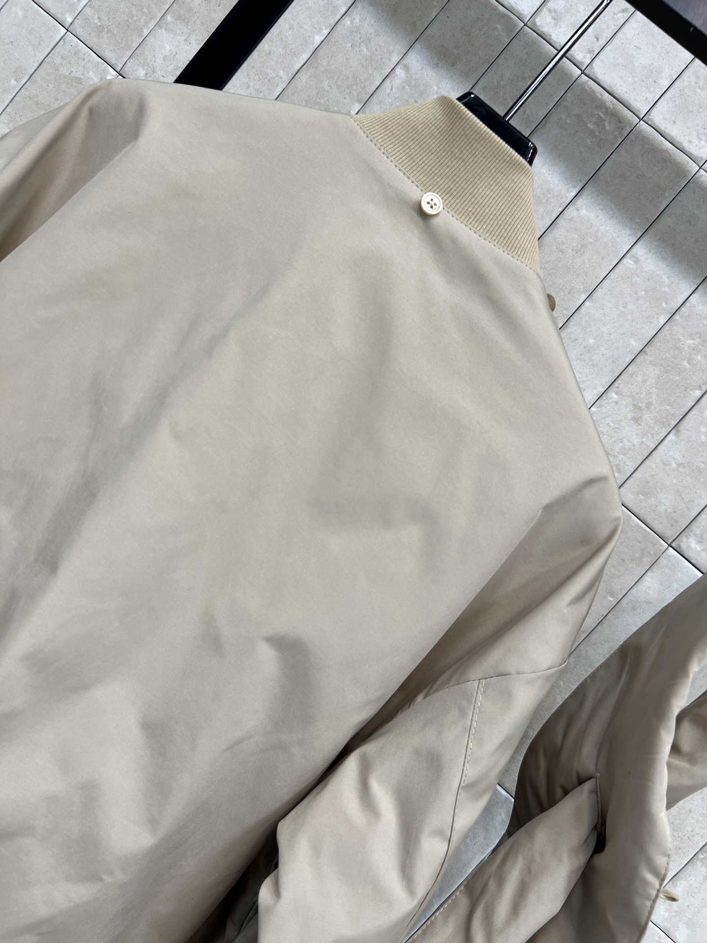 D家 25秋冬新款 围脖装饰短款棉服外套 秋冬穿超合适！简约设计+经典小蜜蜂刺绣 可拆卸围脖点缀 品牌感