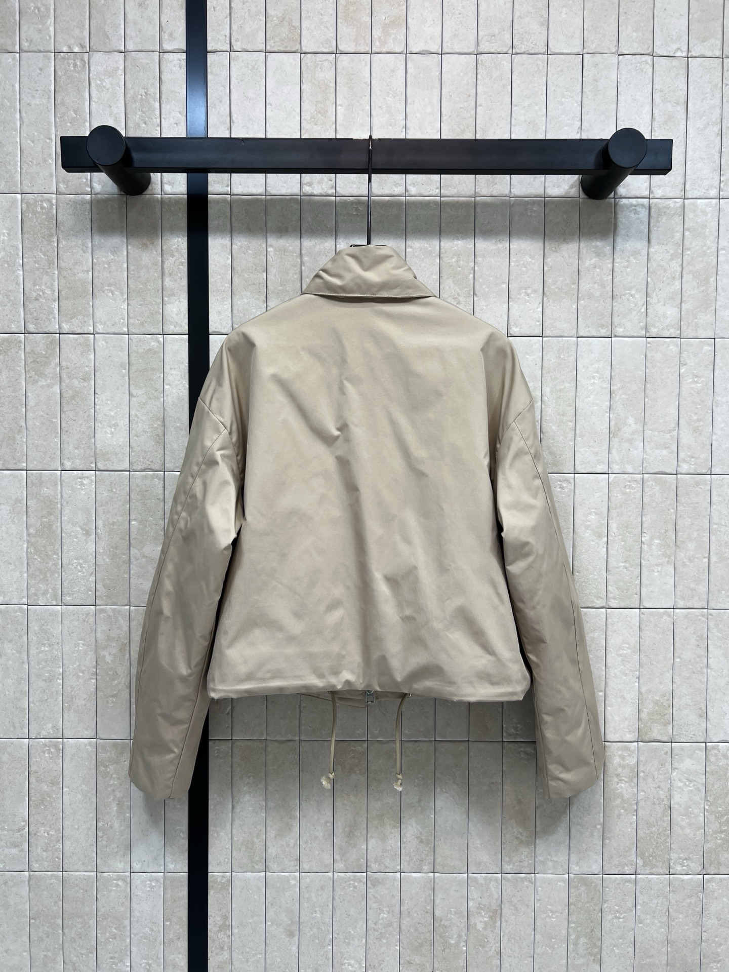 D家 25秋冬新款 围脖装饰短款棉服外套 秋冬穿超合适！简约设计+经典小蜜蜂刺绣 可拆卸围脖点缀 品牌感