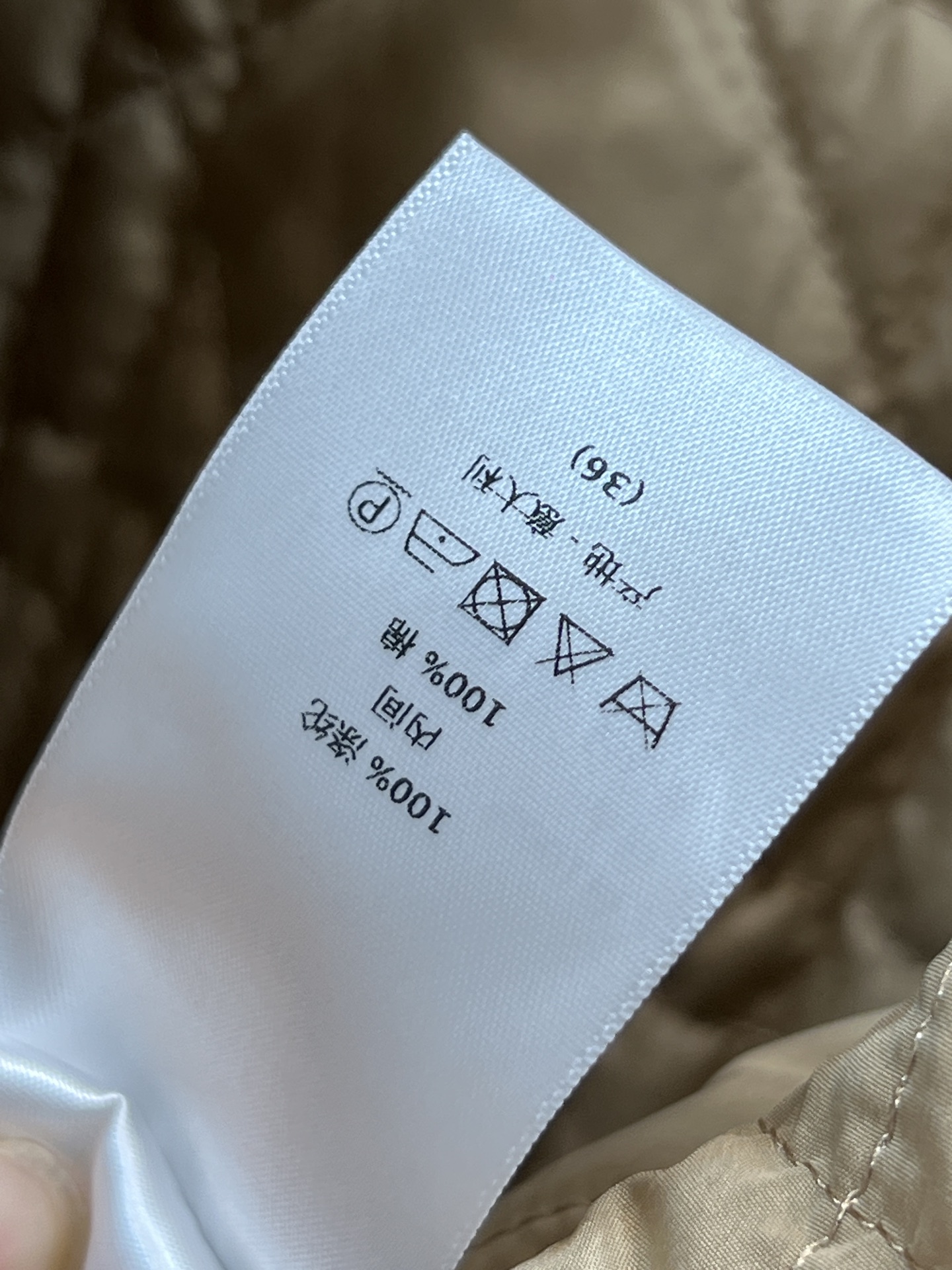 D家 25秋冬新款 围脖装饰短款棉服外套 秋冬穿超合适！简约设计+经典小蜜蜂刺绣 可拆卸围脖点缀 品牌感