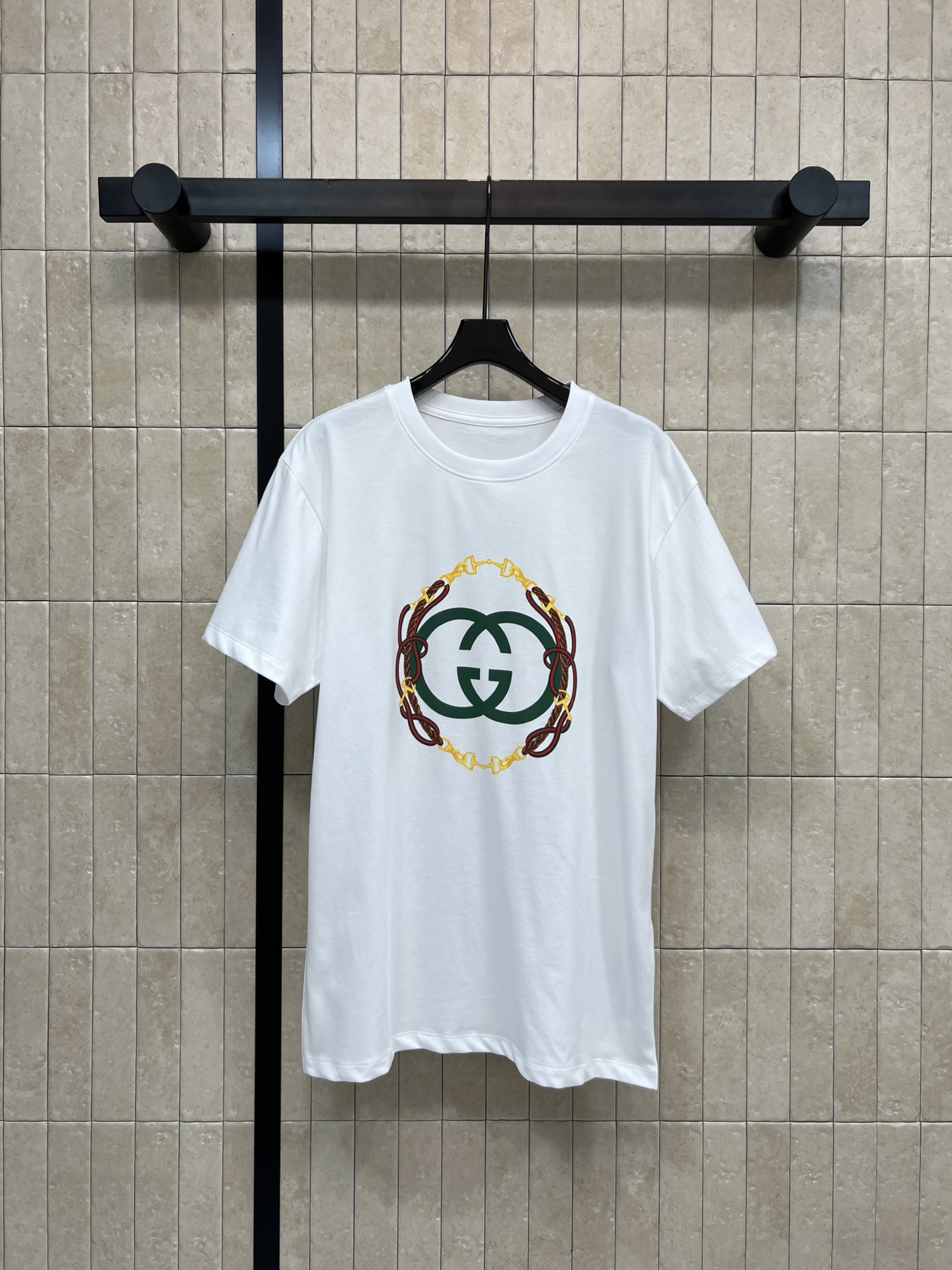 NO:665620,G Home 26 spring and summer new style Double G printed short-sleeved T-shirt Classic double G logo on the chest Graphic printing Pure cotton material is soft and comfortable Loose fit for daily wear without pressure Can be worn alone or layered Easily switch styles Classic short-sleeved version The upper body is versatile and good-looking A daily must-have item Imported pure cotton fabric texture is breathable and comfortable Two colors and three sizes/S-M-L,,gucci,T-shirt,tees,t-shirt, 19860909G家 26春夏新款 双G印花短袖T恤 胸前经典双G标志 图案印花 纯棉材质柔软舒适 宽松版型日常穿搭无压力 单穿or内搭都很OK 轻松切换风格 经典的短袖版型 上身巨百搭又好看 日常必备的单品 进口纯棉面料质感透气舒适 两色三Size/S-M-L,,gucci,T-shirt,tees，t-shirt, ,Women's clothing