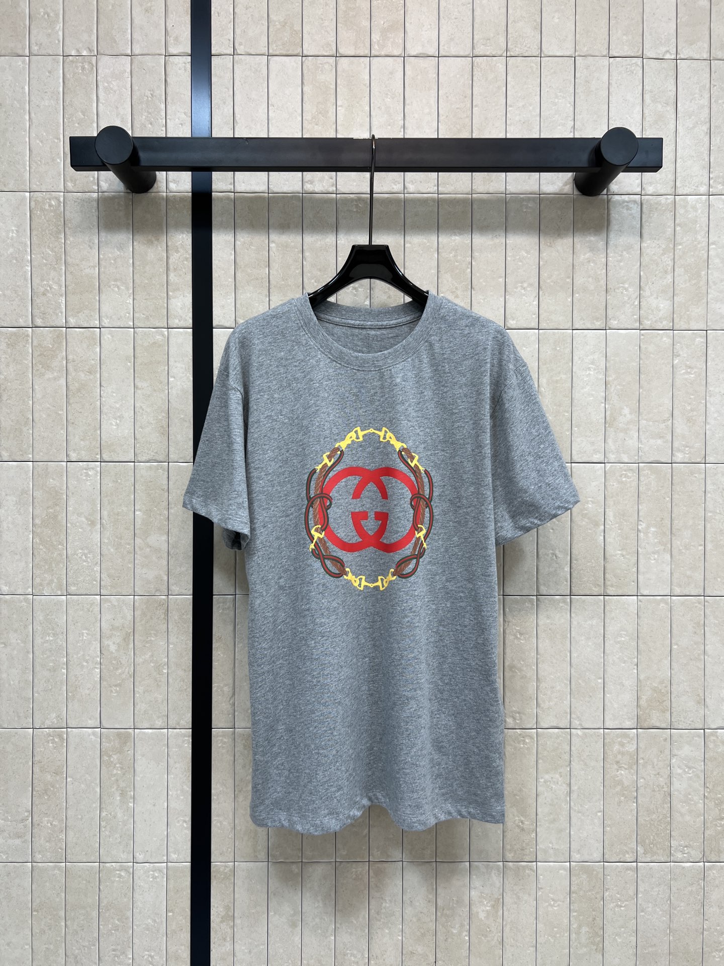 NO:665624,G Home 26 spring and summer new style Double G printed short-sleeved T-shirt Classic double G logo on the chest Graphic printing Pure cotton material is soft and comfortable Loose fit for daily wear without pressure Can be worn alone or layered Easily switch styles Classic short-sleeved version The upper body is versatile and good-looking A daily must-have item Imported pure cotton fabric texture is breathable and comfortable Two colors and three sizes/S-M-L,,gucci,T-shirt,tees,t-shirt, 19860909G家 26春夏新款 双G印花短袖T恤 胸前经典双G标志 图案印花 纯棉材质柔软舒适 宽松版型日常穿搭无压力 单穿or内搭都很OK 轻松切换风格 经典的短袖版型 上身巨百搭又好看 日常必备的单品 进口纯棉面料质感透气舒适 两色三Size/S-M-L,,gucci,T-shirt,tees，t-shirt, ,Women's clothing