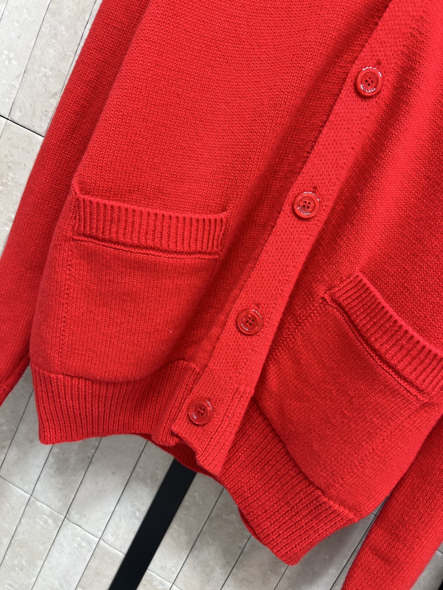 G家 26早春新款 双G刺绣羊毛针织V领开衫 V领+双G单排扣设计 胸前双G刺绣超有辨识度 羊毛材质柔软