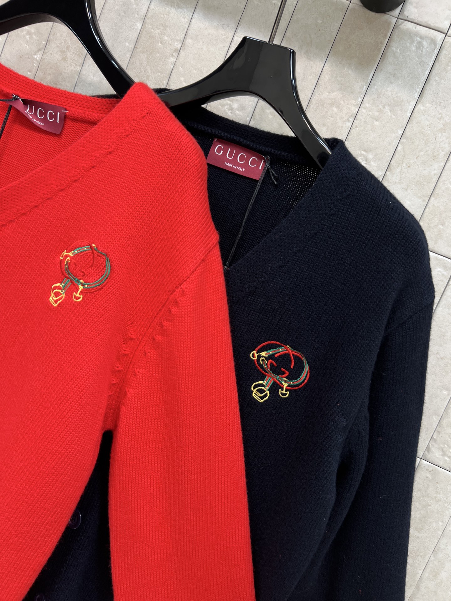 G家 26早春新款 双G刺绣羊毛针织V领开衫 V领+双G单排扣设计 胸前双G刺绣超有辨识度 羊毛材质柔软