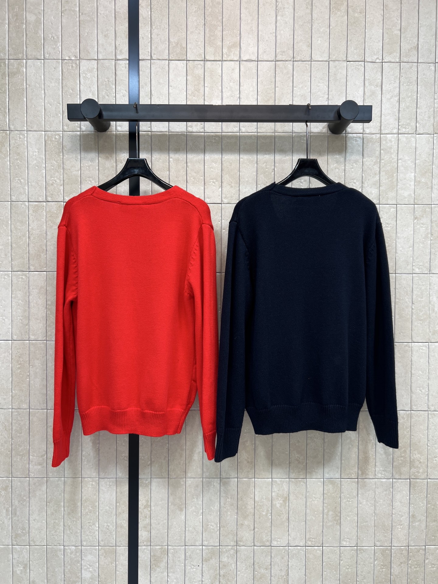 G家 26早春新款 双G刺绣羊毛针织V领开衫 V领+双G单排扣设计 胸前双G刺绣超有辨识度 羊毛材质柔软