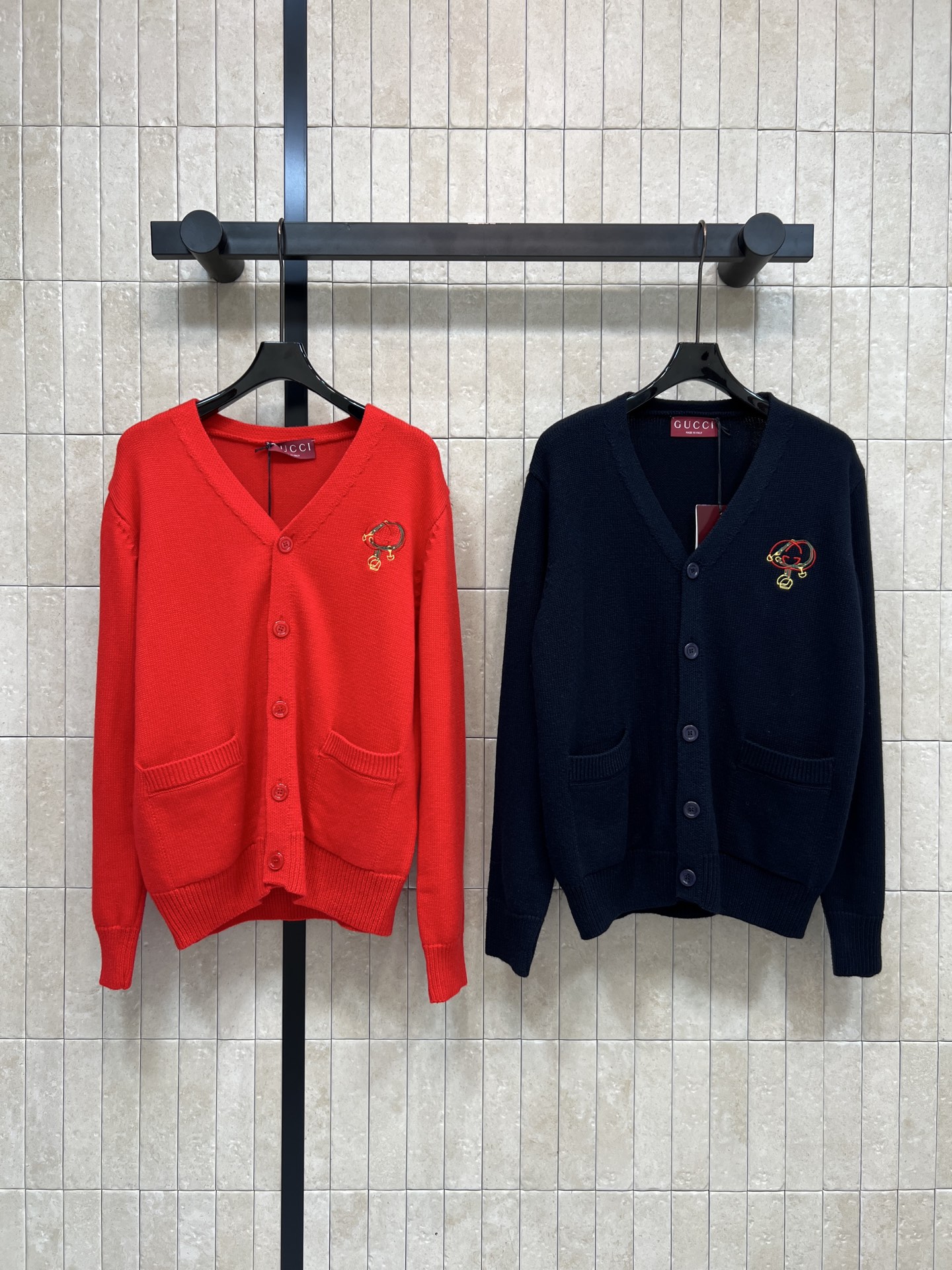 NO:666056,G Home 26 early spring new style Double G embroidered wool knitted V-neck cardigan V-neck + Double G single-breasted design. The Double G embroidery on the chest is super recognizable. The wool material is soft and warm. It is super comfortable to wear in autumn and winter!  The red color is super eye-catching. It has a great atmosphere when worn during festivals or the year of your birth year. It goes well with jeans or skirts. It can be easily worn for daily casual wear and holiday parties!  Two colors and three codes SML,,gucci,skirts,jeans, 19860909G家 26早春新款 双G刺绣羊毛针织V领开衫 V领+双G单排扣设计 胸前双G刺绣超有辨识度 羊毛材质柔软又保暖 秋冬穿超舒服！红色超亮眼 节日或本命年穿超有氛围感 搭牛仔裤或半裙都很出彩 日常休闲、节日聚会都能轻松驾驭！两色三码 SML,,gucci,skirts,jeans, ,Women's clothing